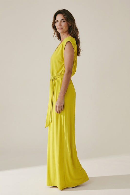 Robe longue col V et ceinture jaune vue de côté