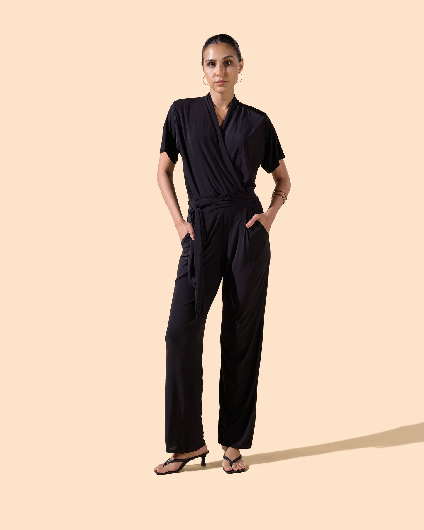 Combinaison pantalon couleur noire mi-manches avec ceinture