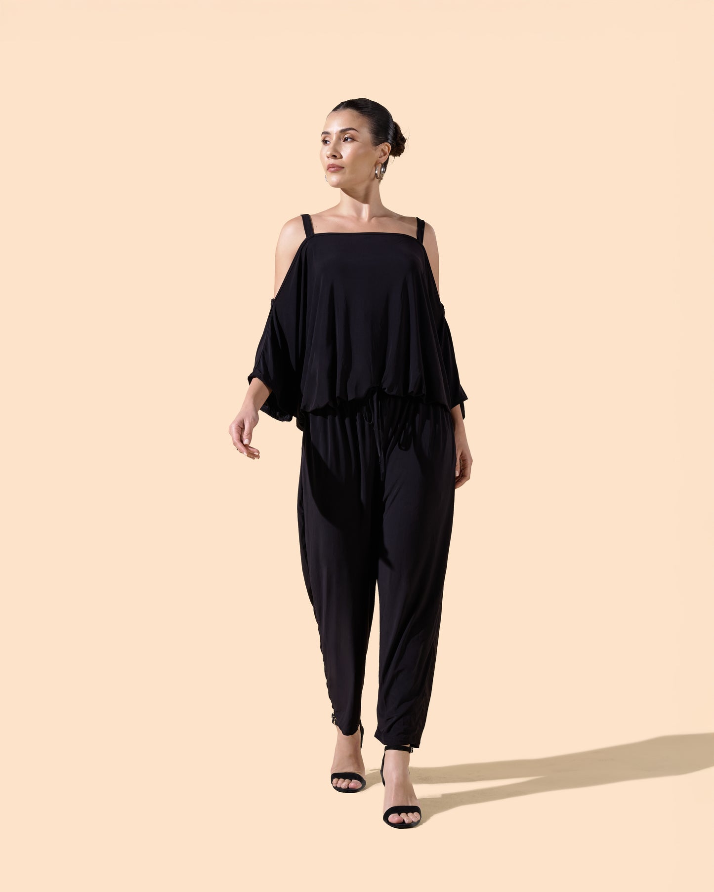 Combinaison pantalon noire épaules dénudées