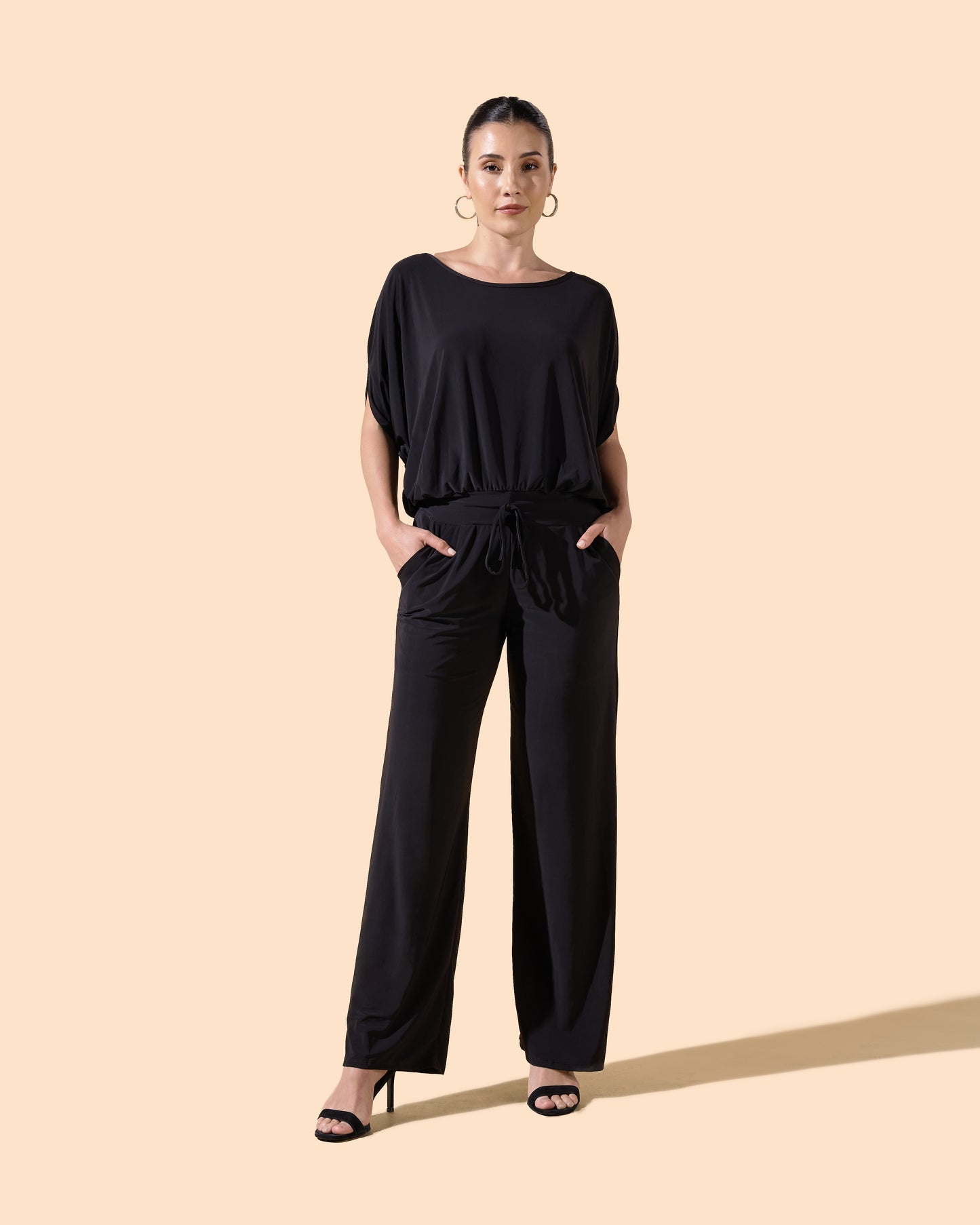 Combinaison pantalon noire col rond lien ajustable à la taille