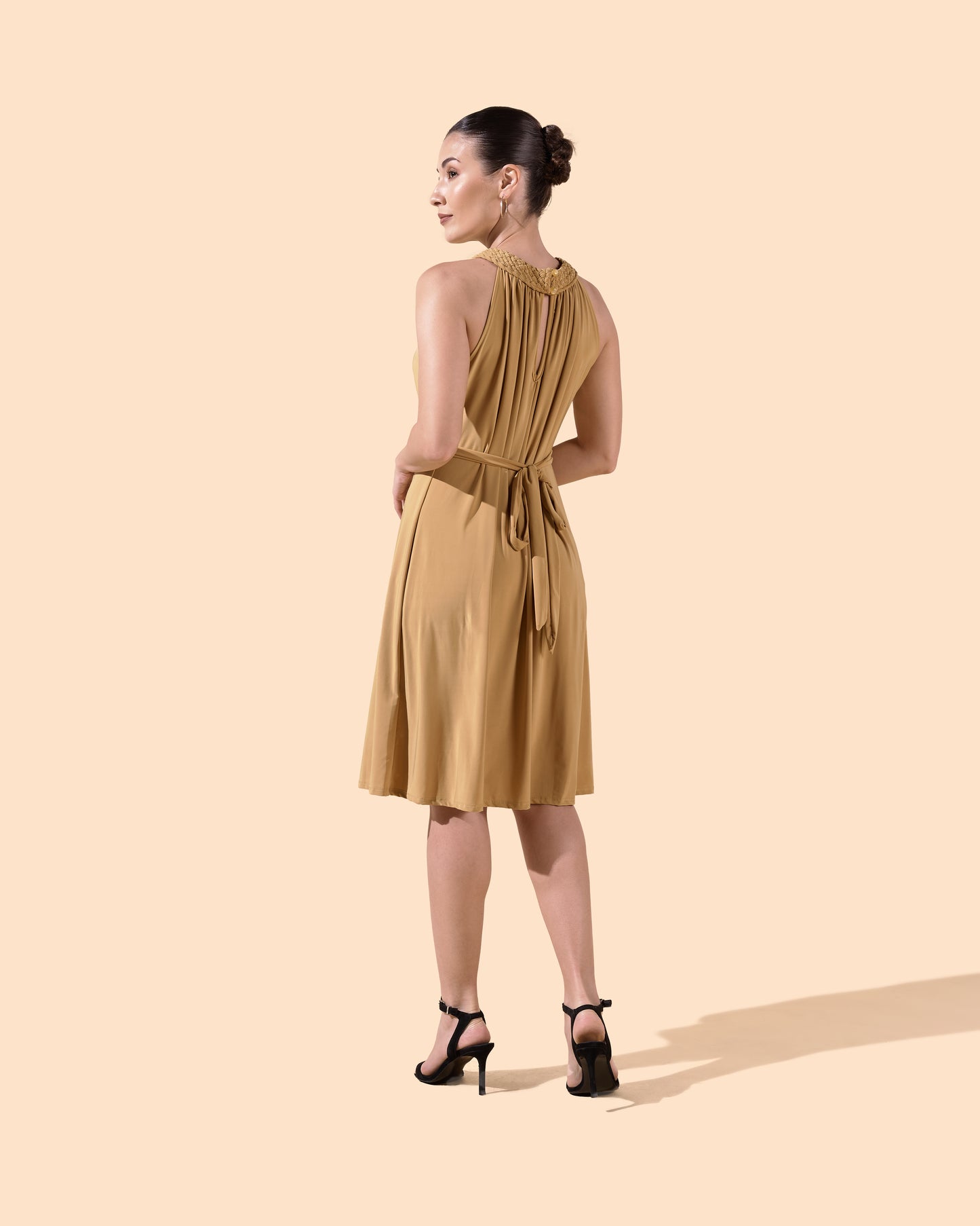 Robe courte évasé col montant tressé ceinture couleur moutarde