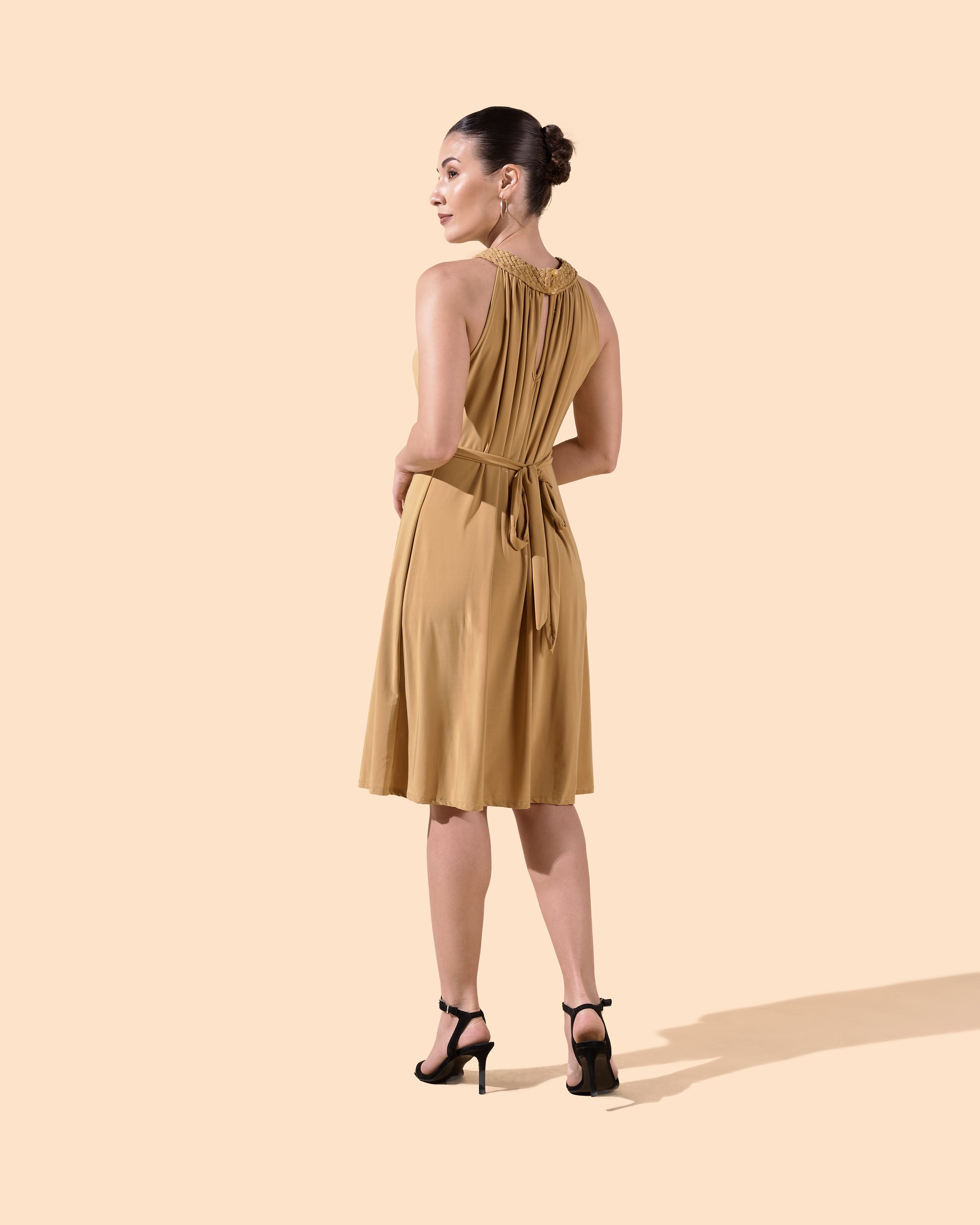 Robe courte évasé col montant tressé ceinture couleur moutarde