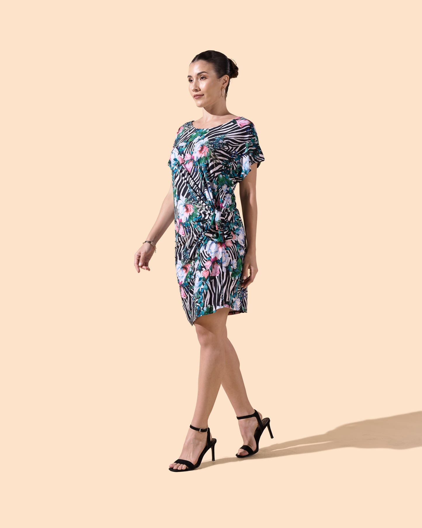 Robe courte imprimée col rond large nœud sur le côté