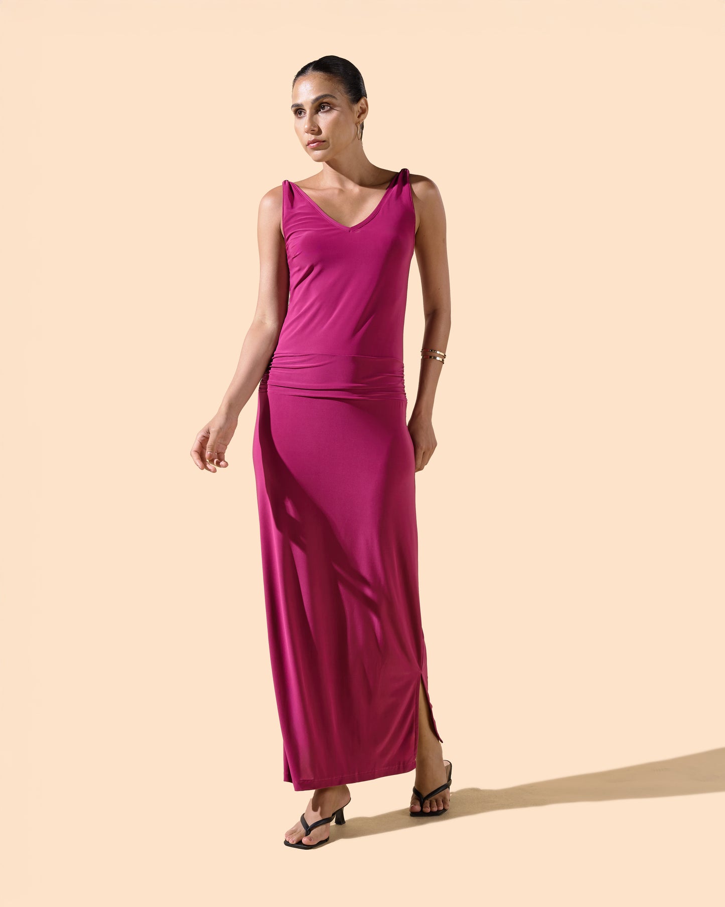 Robe longue col V et petit dos nu, coupe prés du corps couleur fuchsia