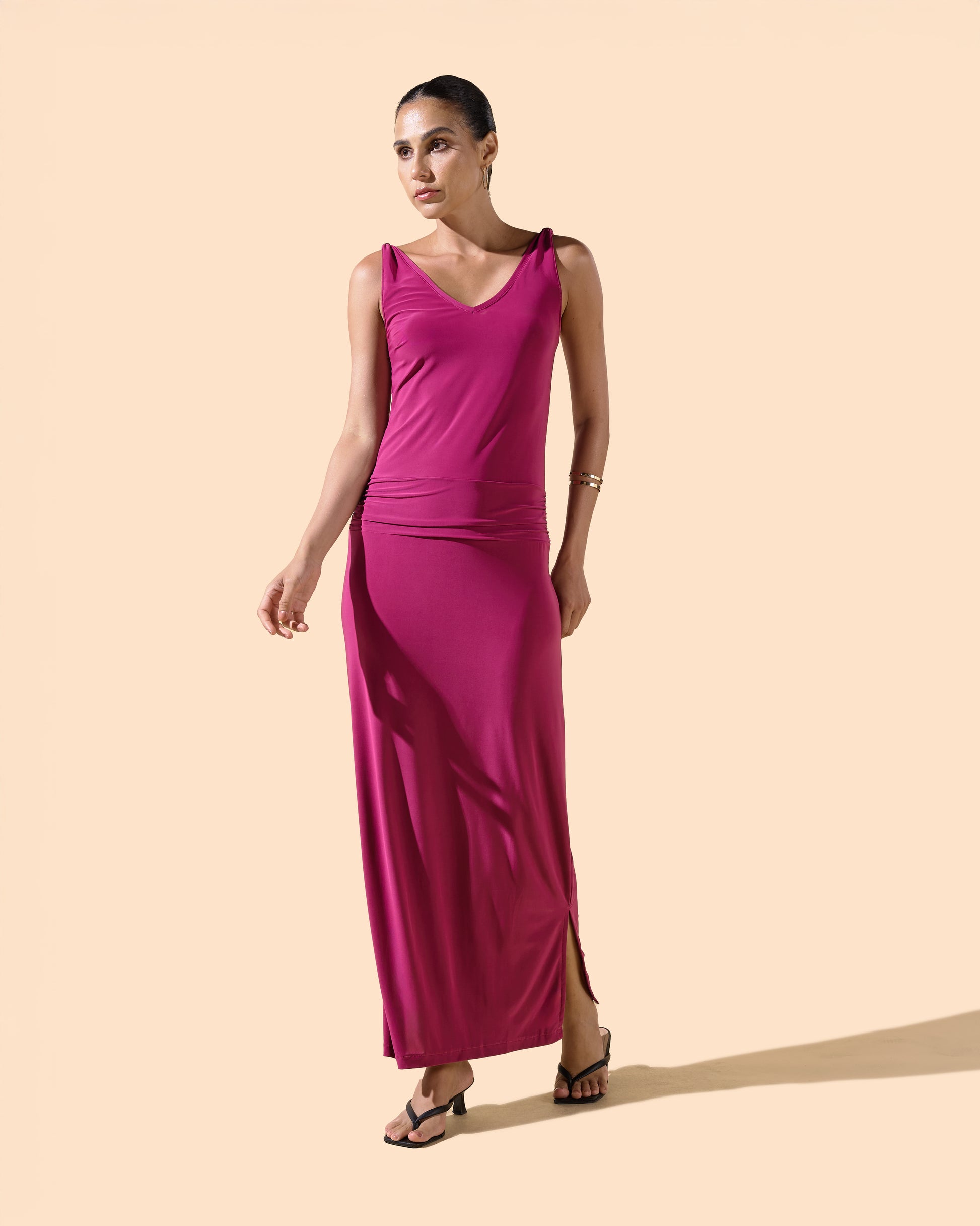 Robe longue col V et petit dos nu, coupe prés du corps couleur fuchsia