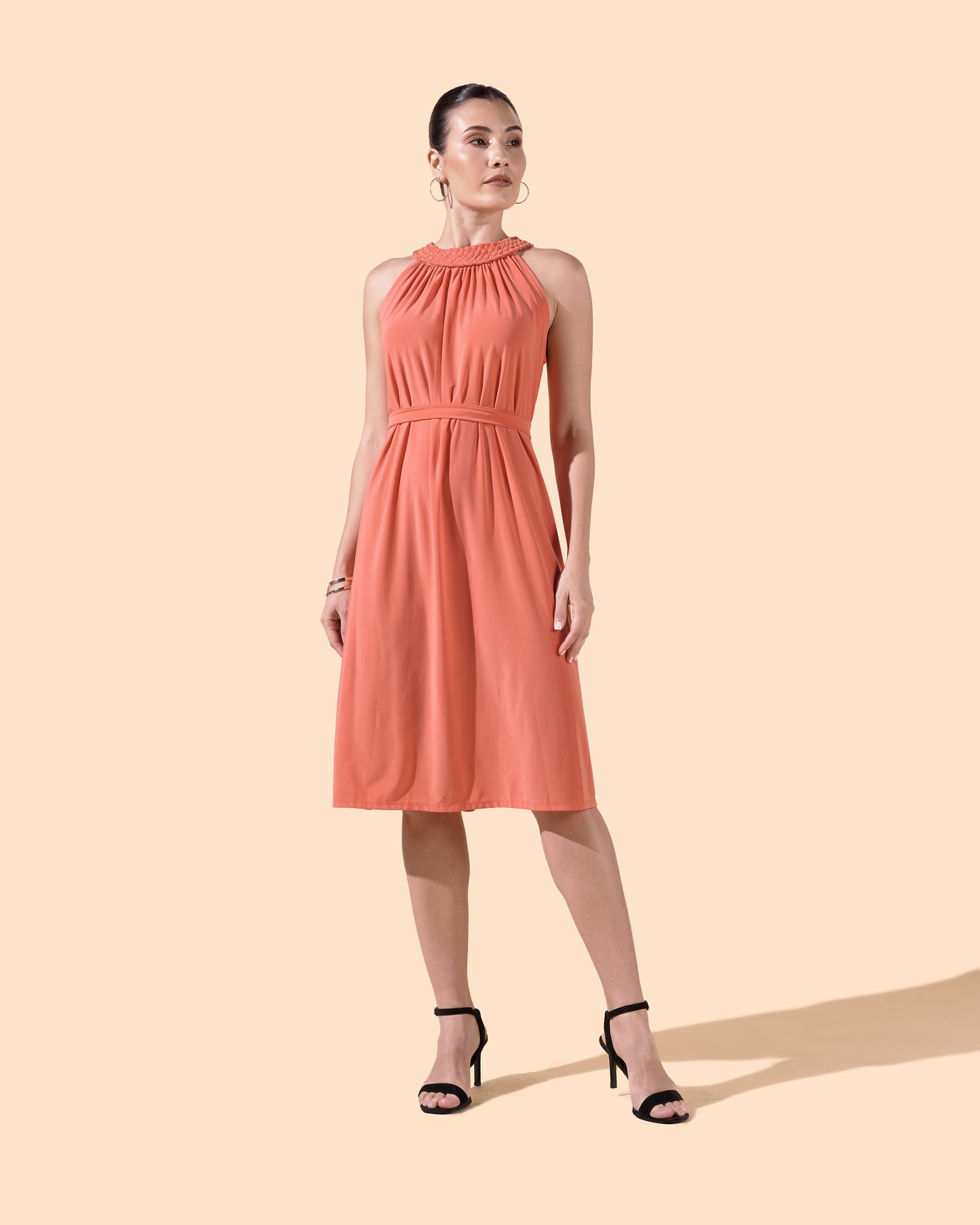 Robe courte évasé col montant tressé ceinture couleur corail