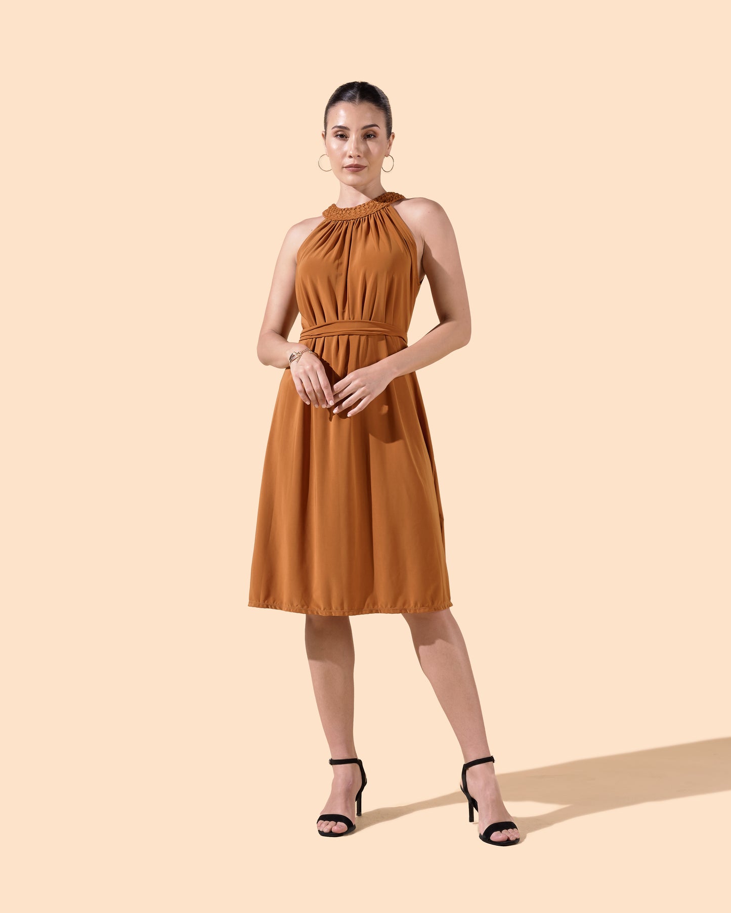Robe courte évasé col montant tressé ceinture couleur marron