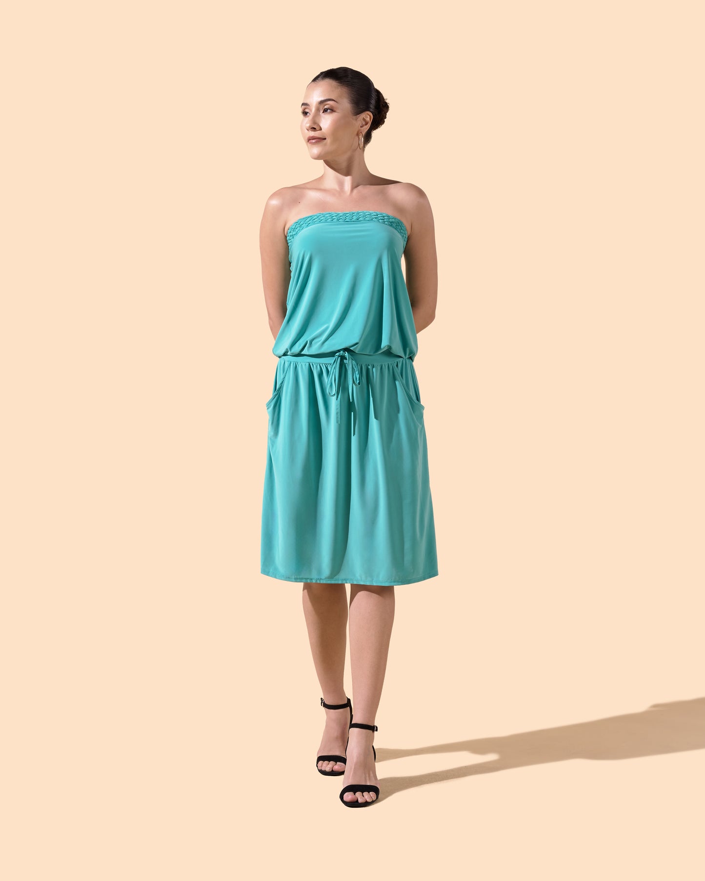 Robe courte fluide bustier tressé à la main  couleur turquoise