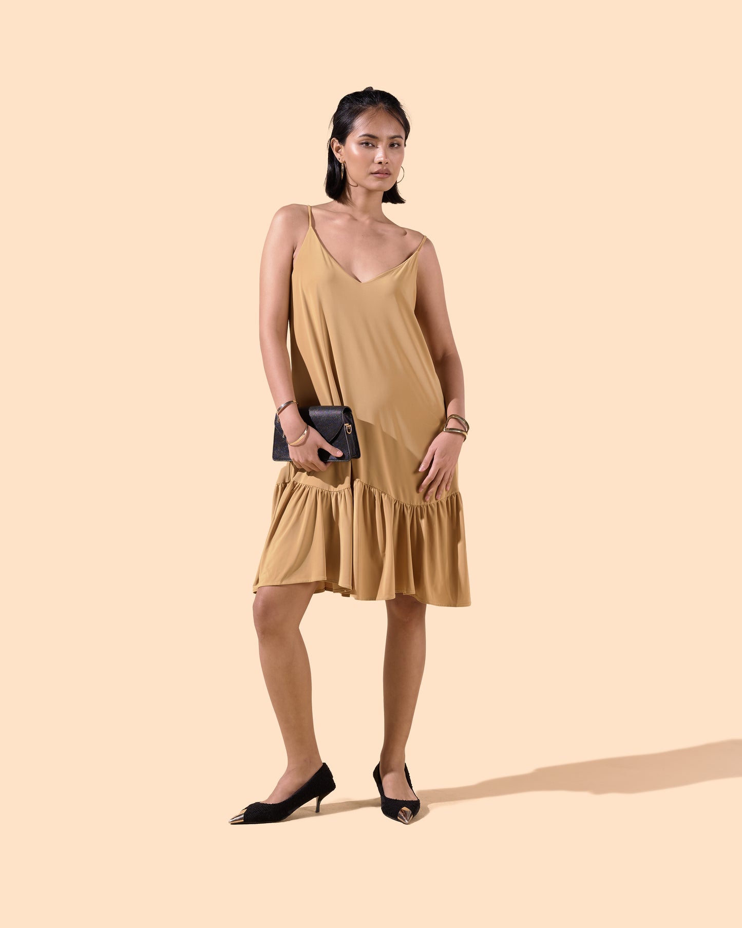 Robe courte col V bretelles fines volant tendance couleur moutarde