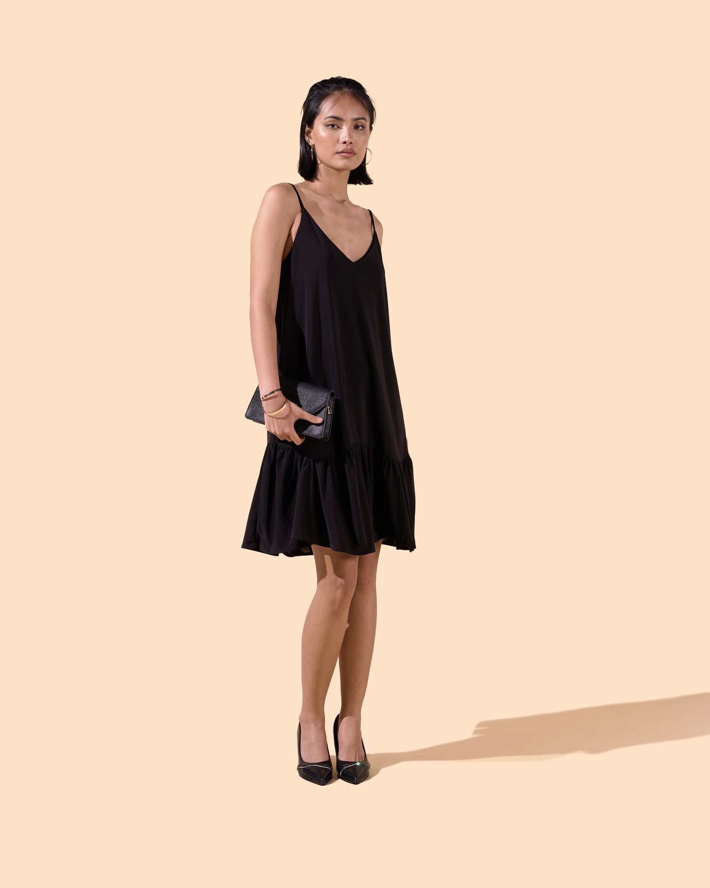 Robe courte col V bretelles fines volant tendance couleur noire
