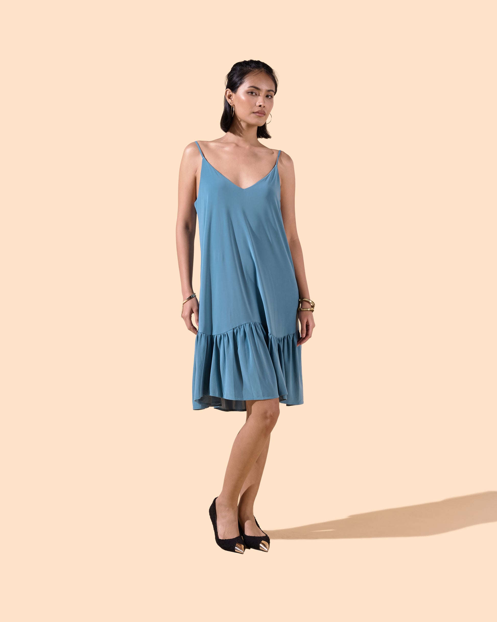 Robe courte col V bretelles fines volant tendance couleur sarcelle
