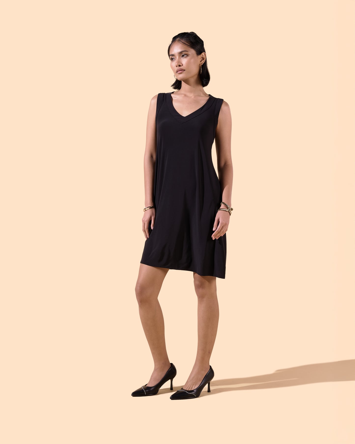 Robe courte évasée col v tendance couleur noire