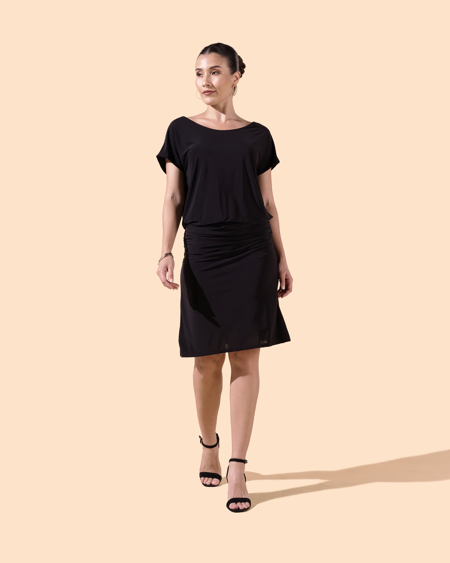 Robe courte manches courtes col rond jupe évasée couleur noire
