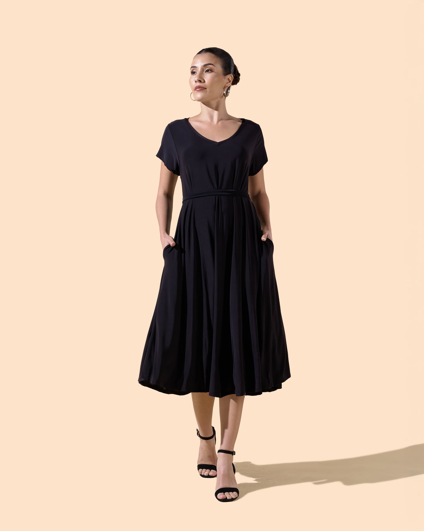 Robe courte et évasée manches courtes col V avec ceinture couleur noire