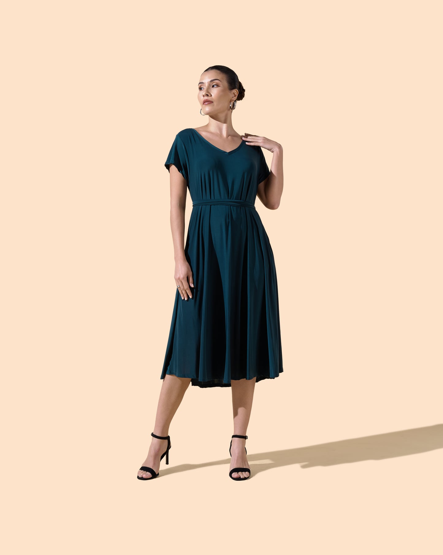 Robe courte et évasée manches courtes col V avec ceinture couleur verte