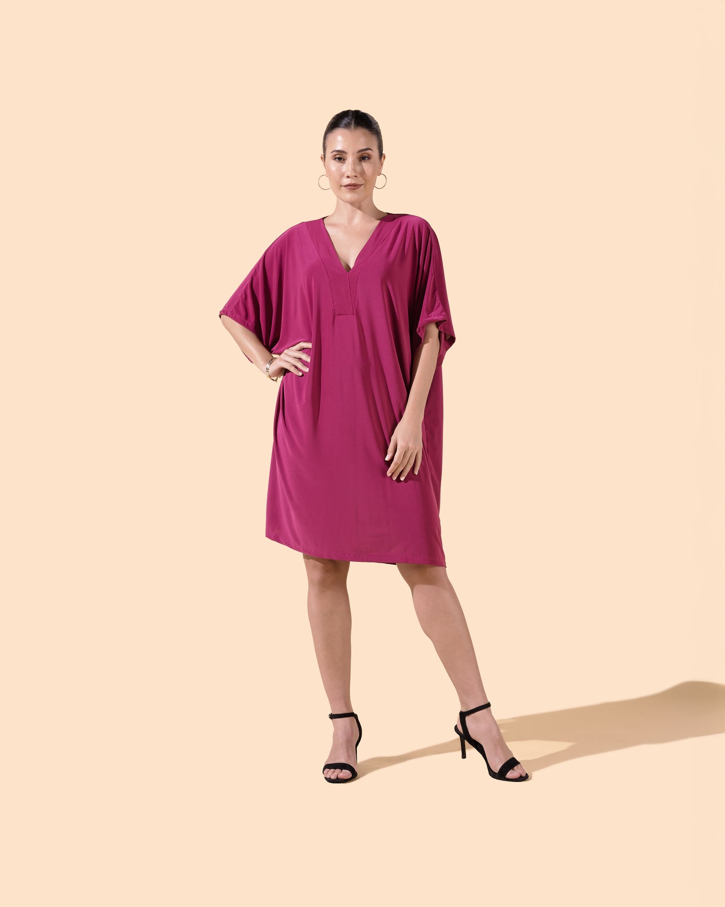 Robe courte fluide col v manches courtes couleur fuchsia