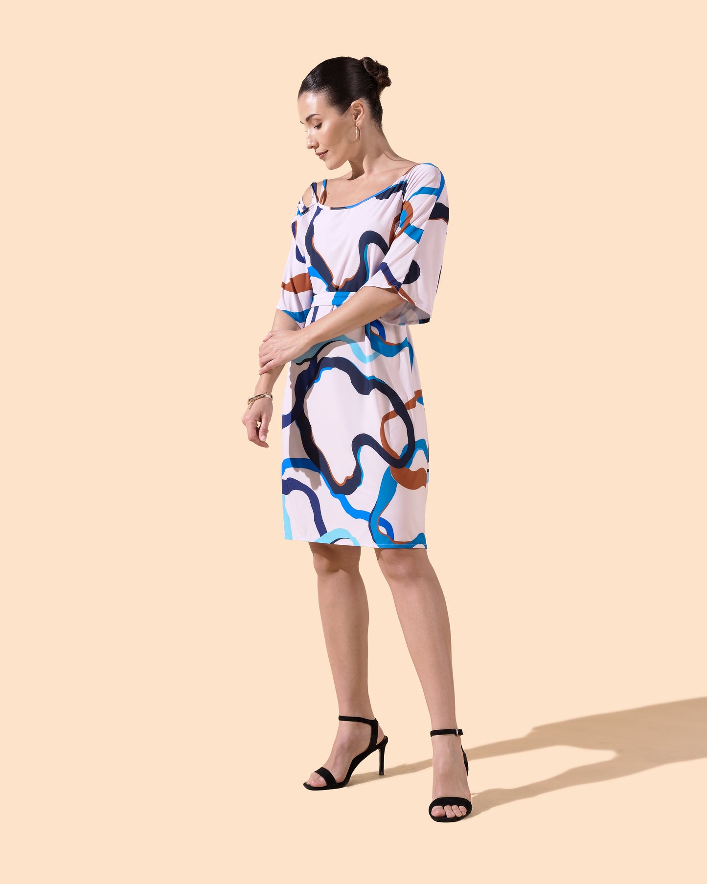 Robe courte imprimée épaule dénudé mi-manche