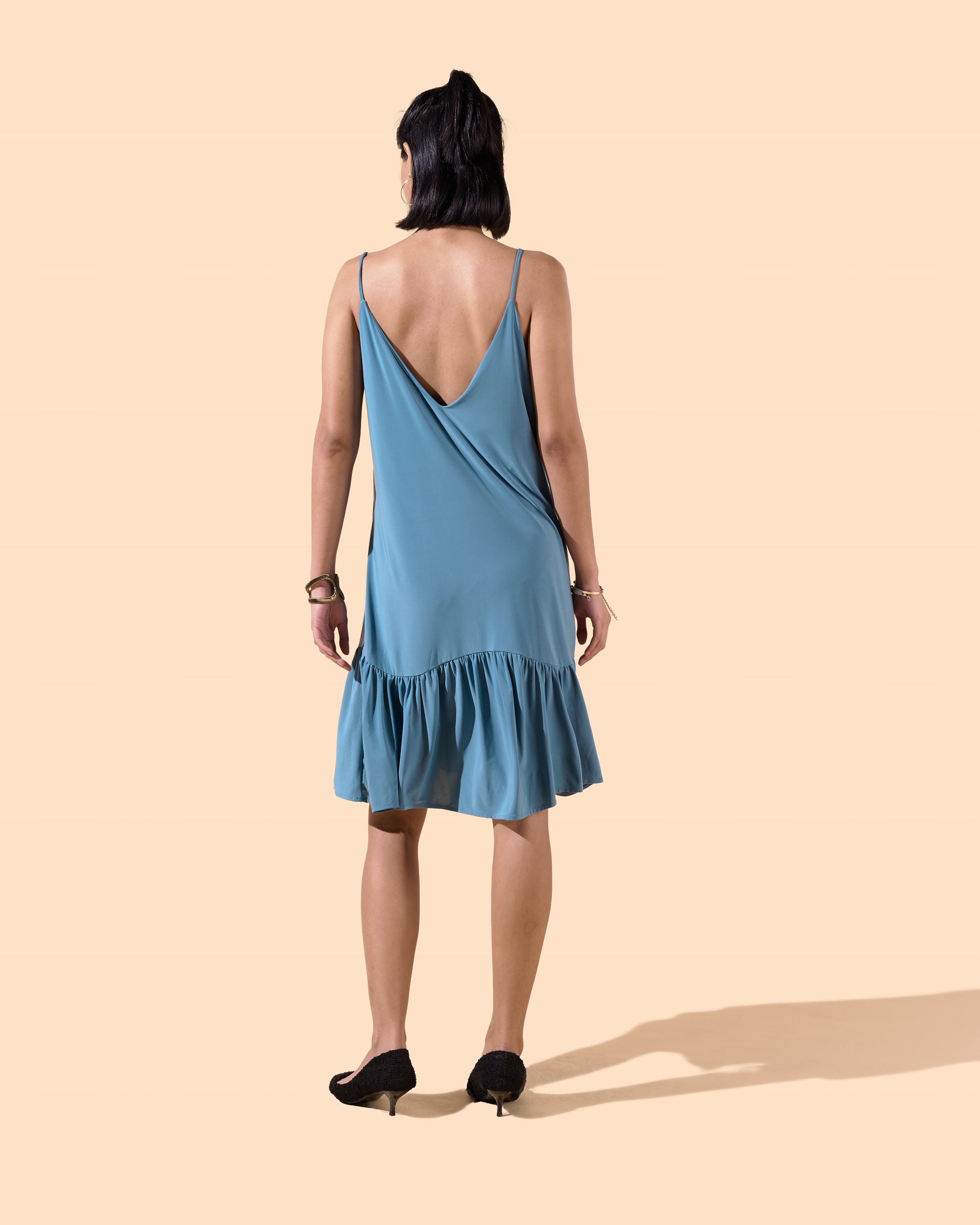 Robe courte col V bretelles fines volant tendance couleur sarcelle
