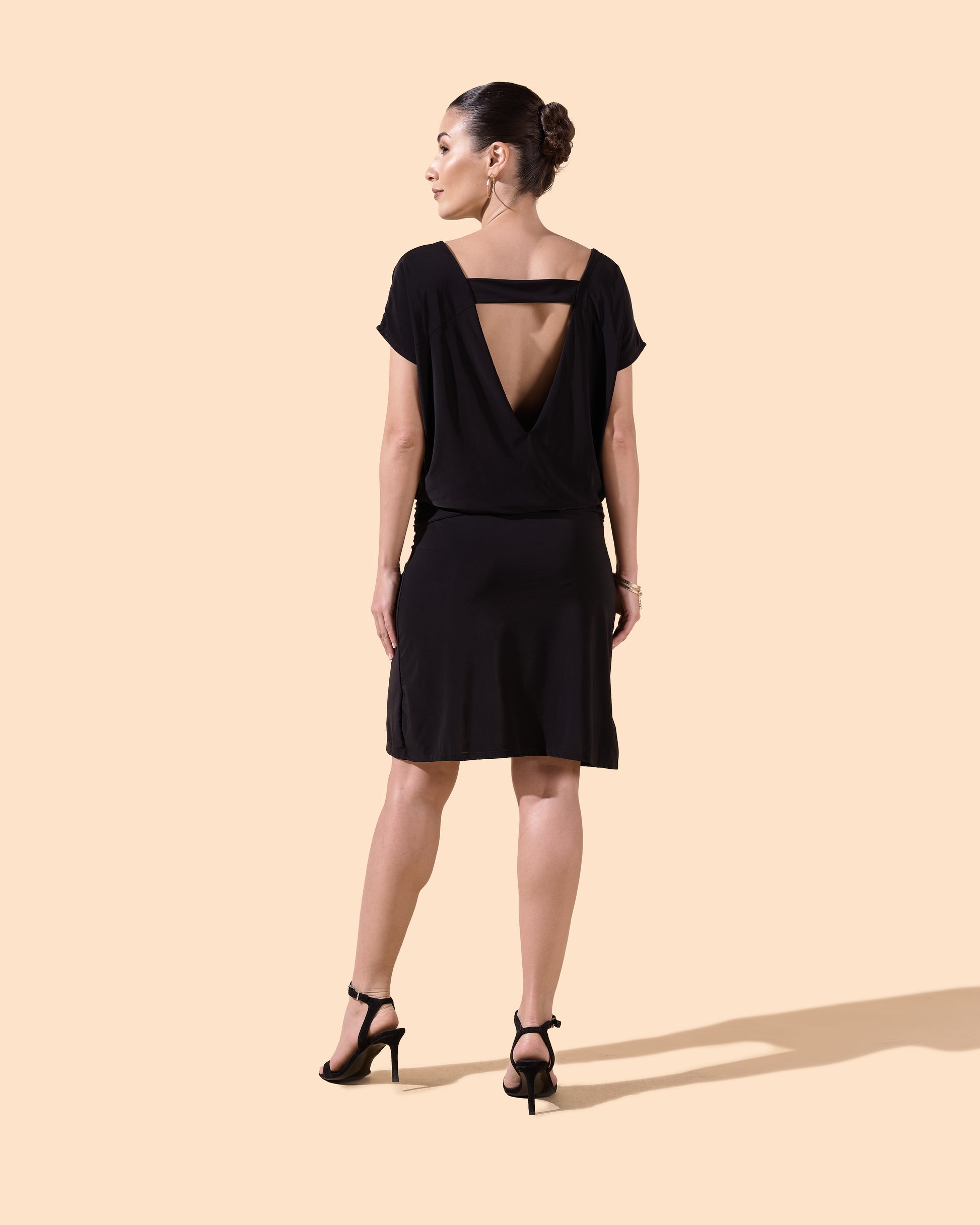Robe courte dos nu manches courtes col rond jupe évasée couleur noire