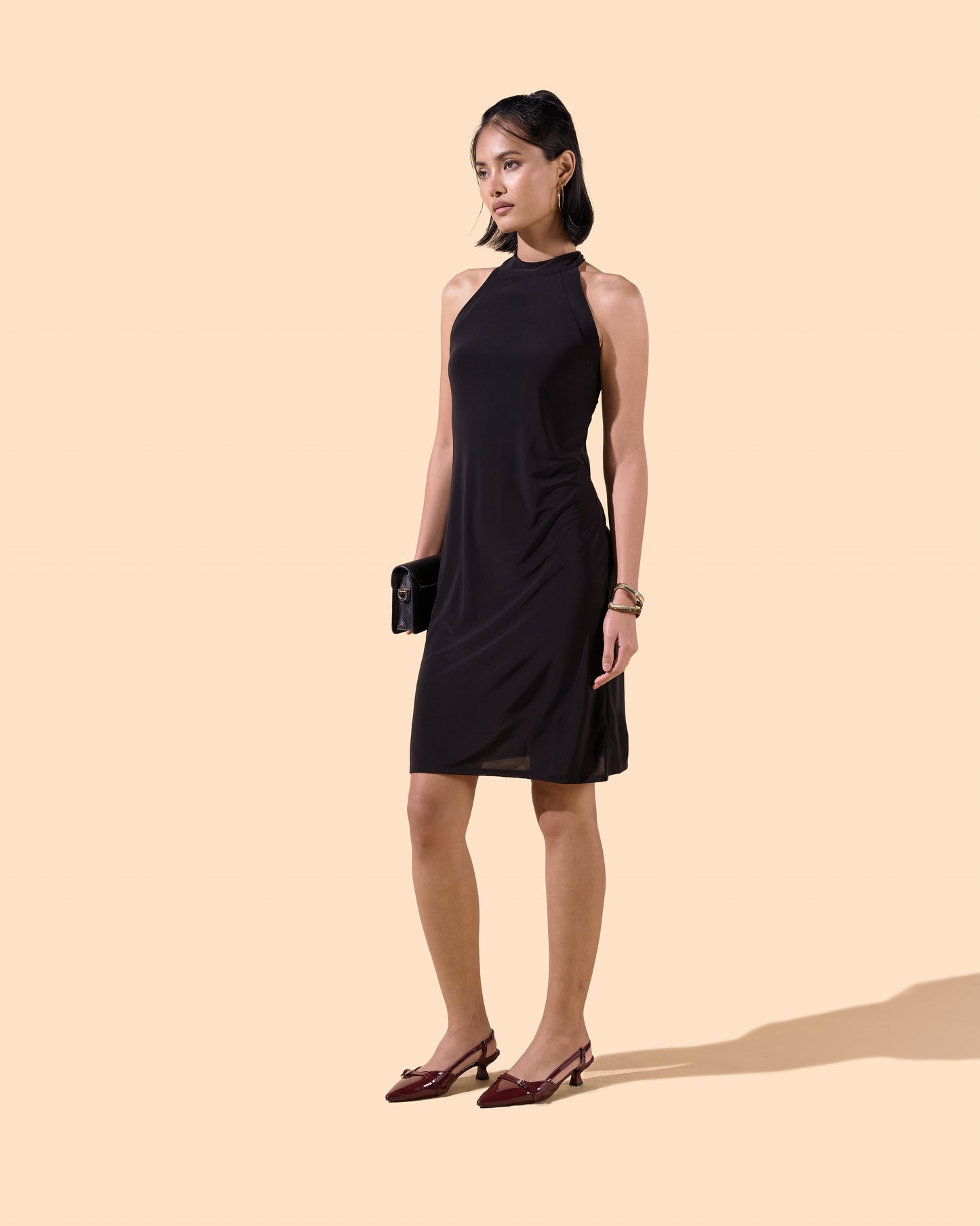 Robe courte dos nu près du corps tendance couleur noire