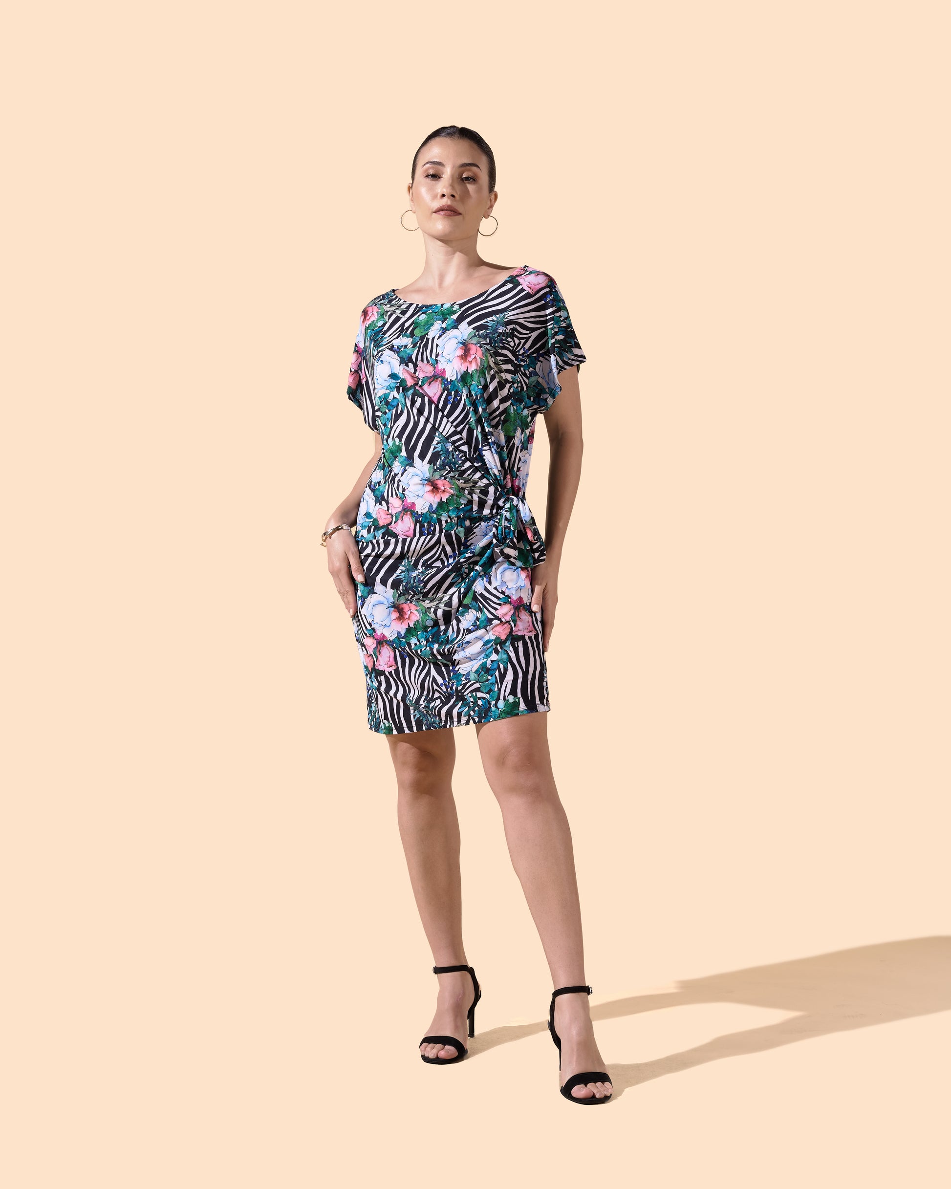 Robe courte imprimée col rond large nœud sur le côté