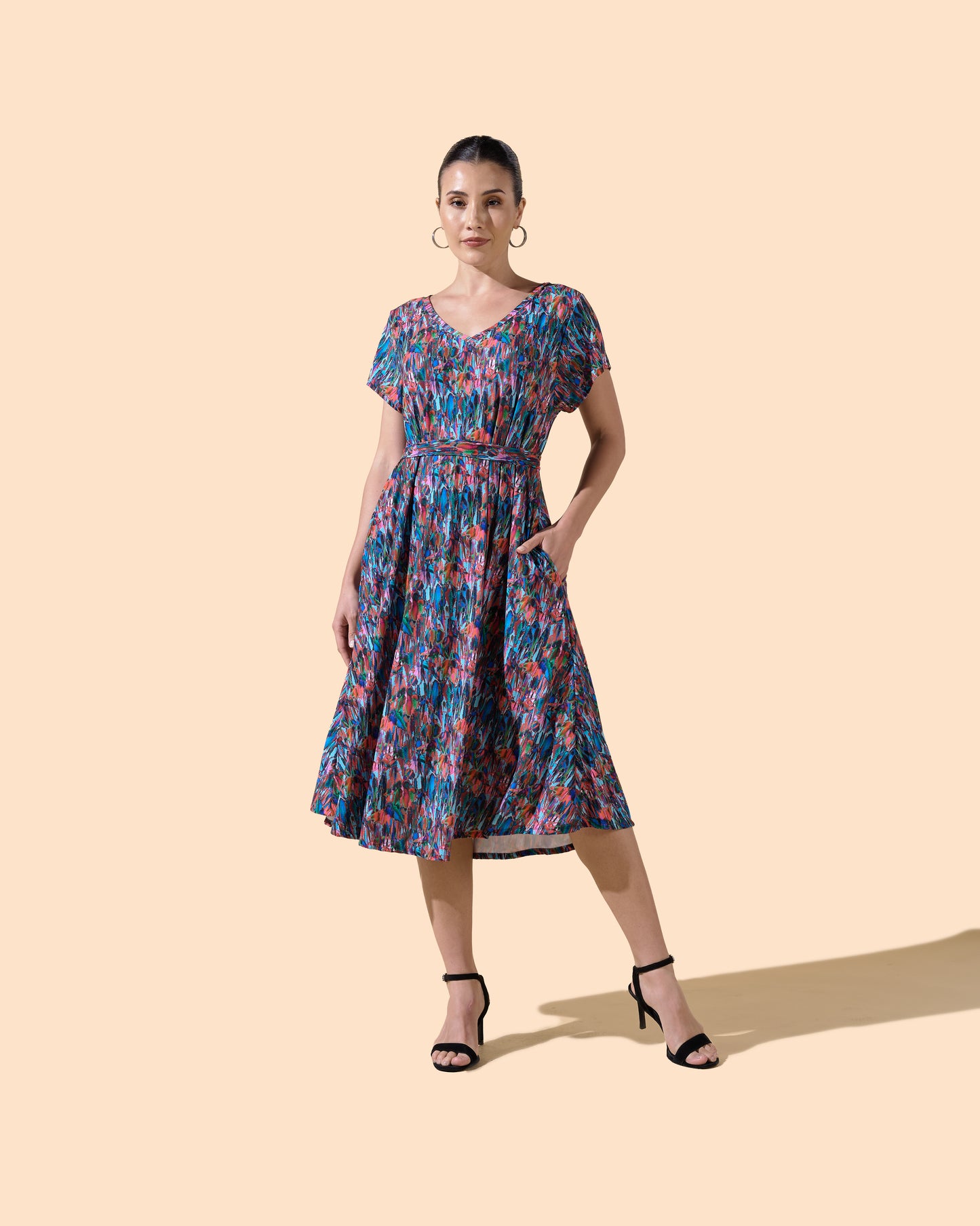 Robe courte imprimée et évasée manches courtes col V avec ceinture