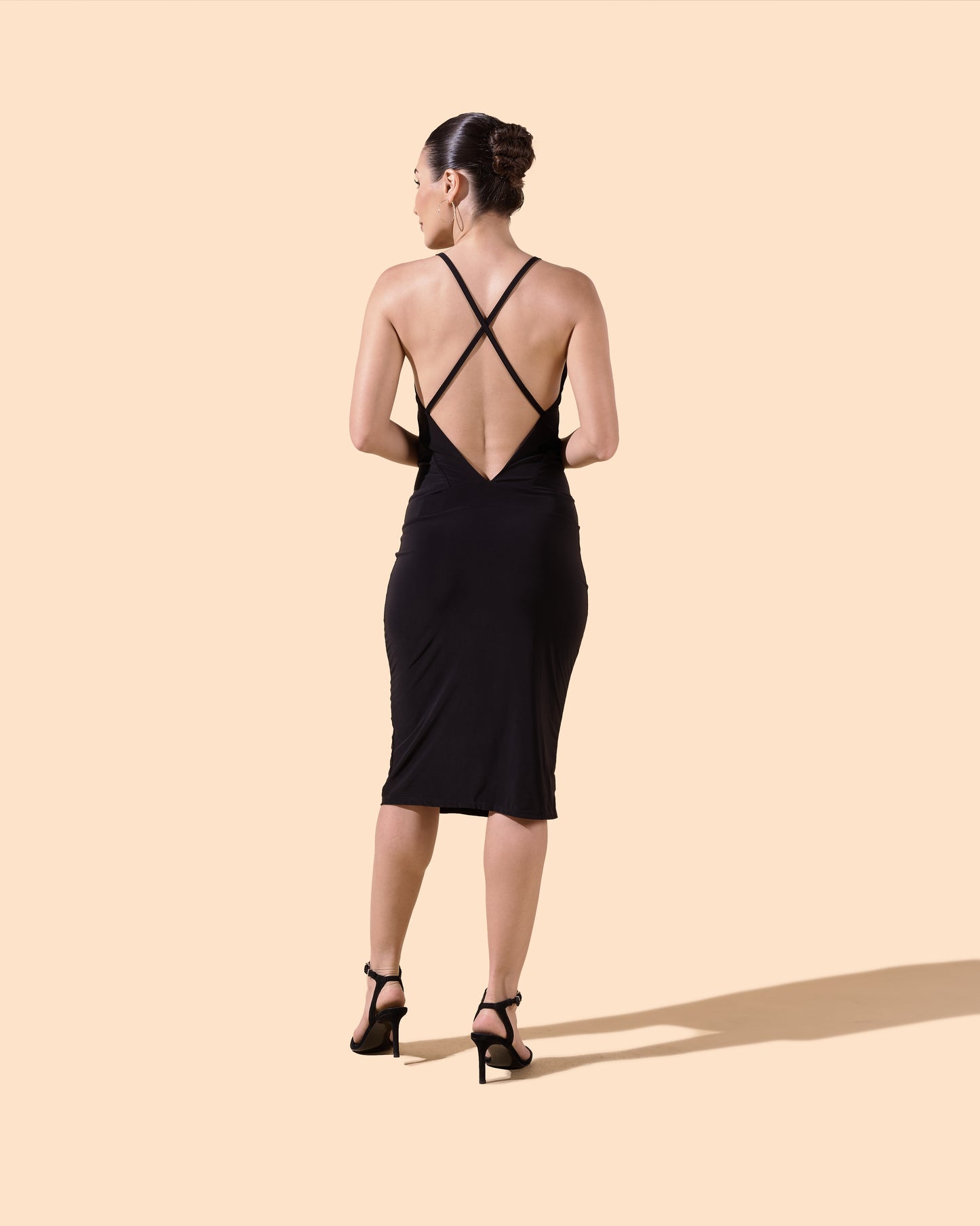 Robe courte près du corps dos nu avec les bretelles croisées au dos couleur noire