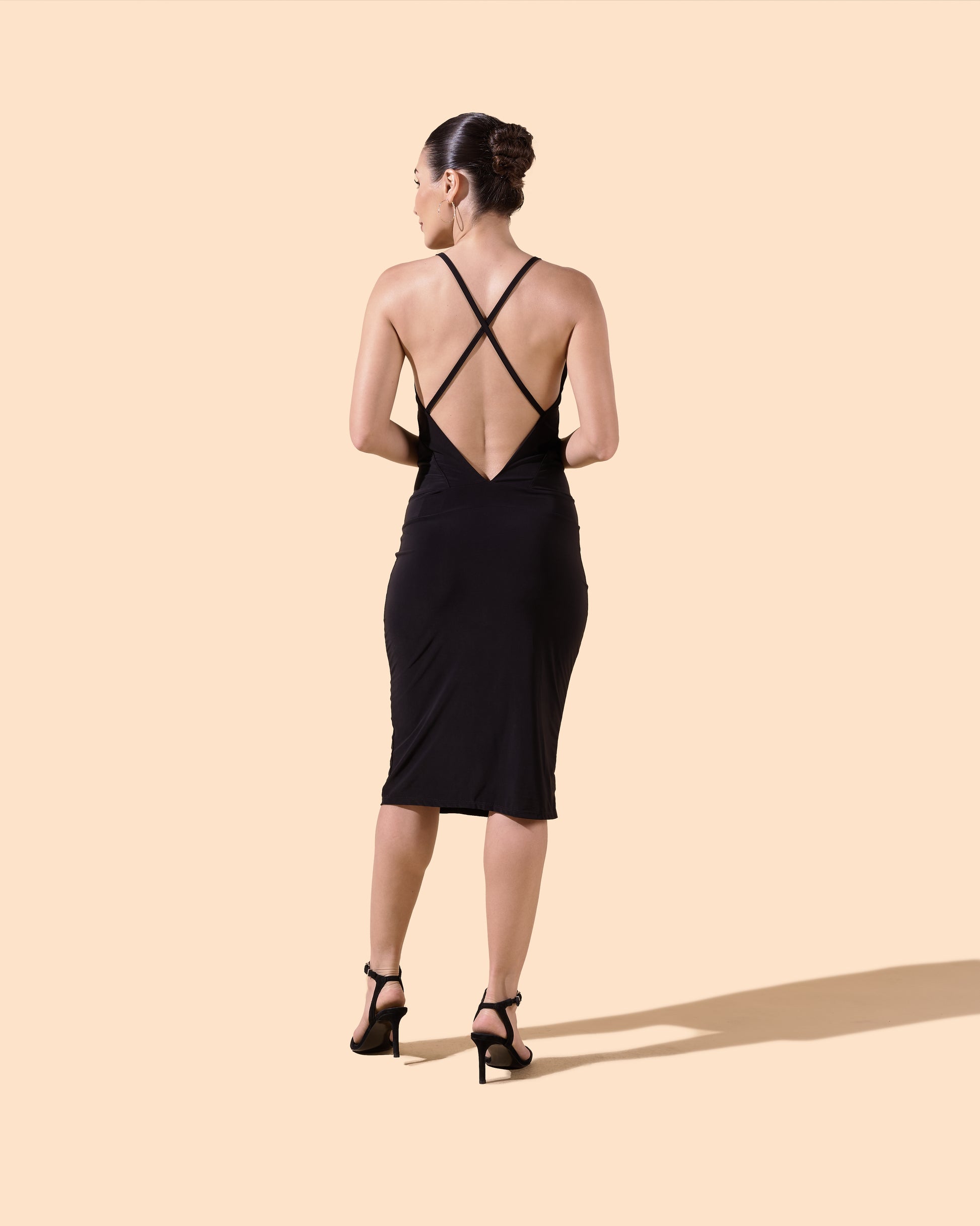 Robe courte près du corps dos nu avec les bretelles croisées au dos couleur noire