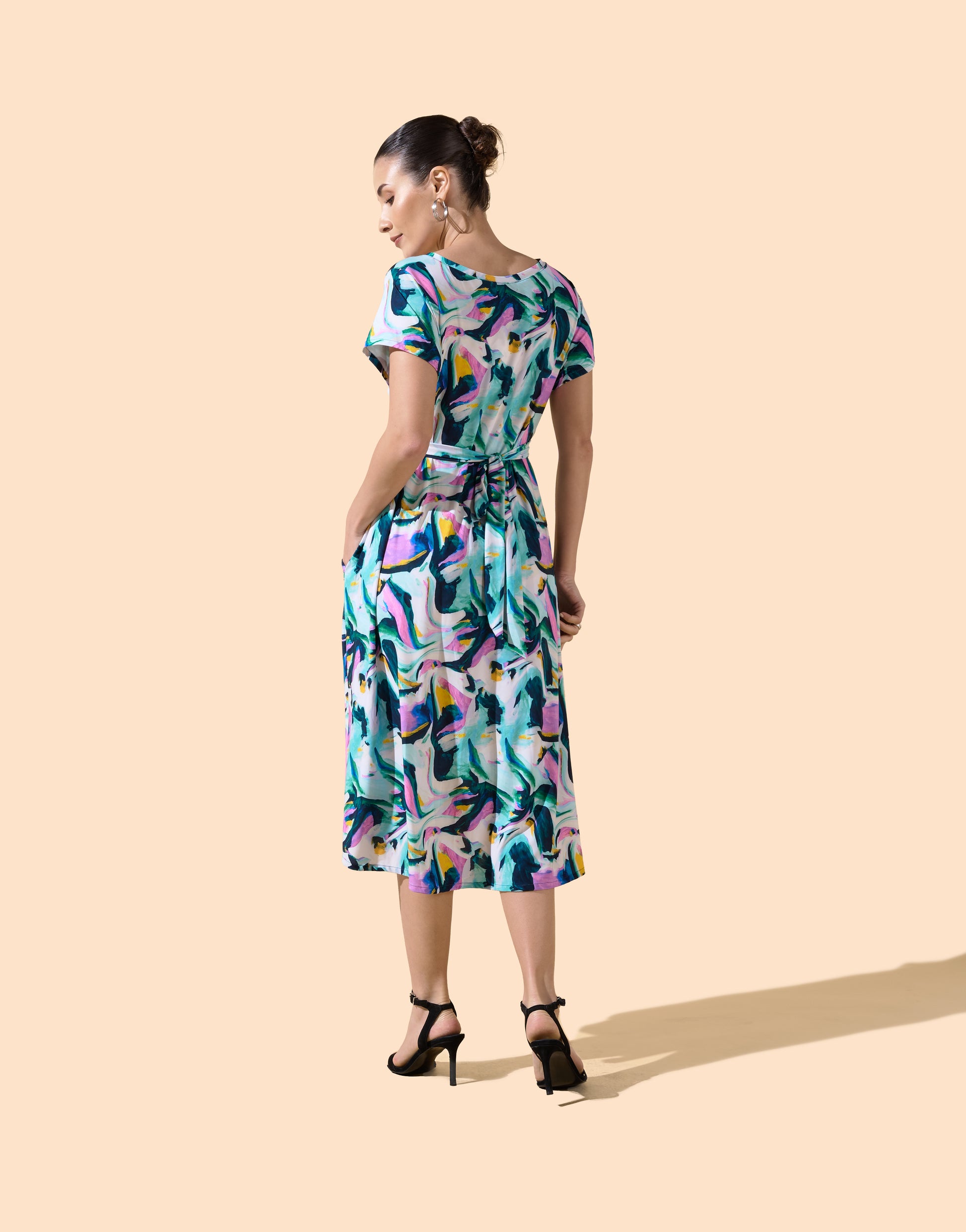 Robe courte imprimée et évasée manches courtes col V avec ceinture