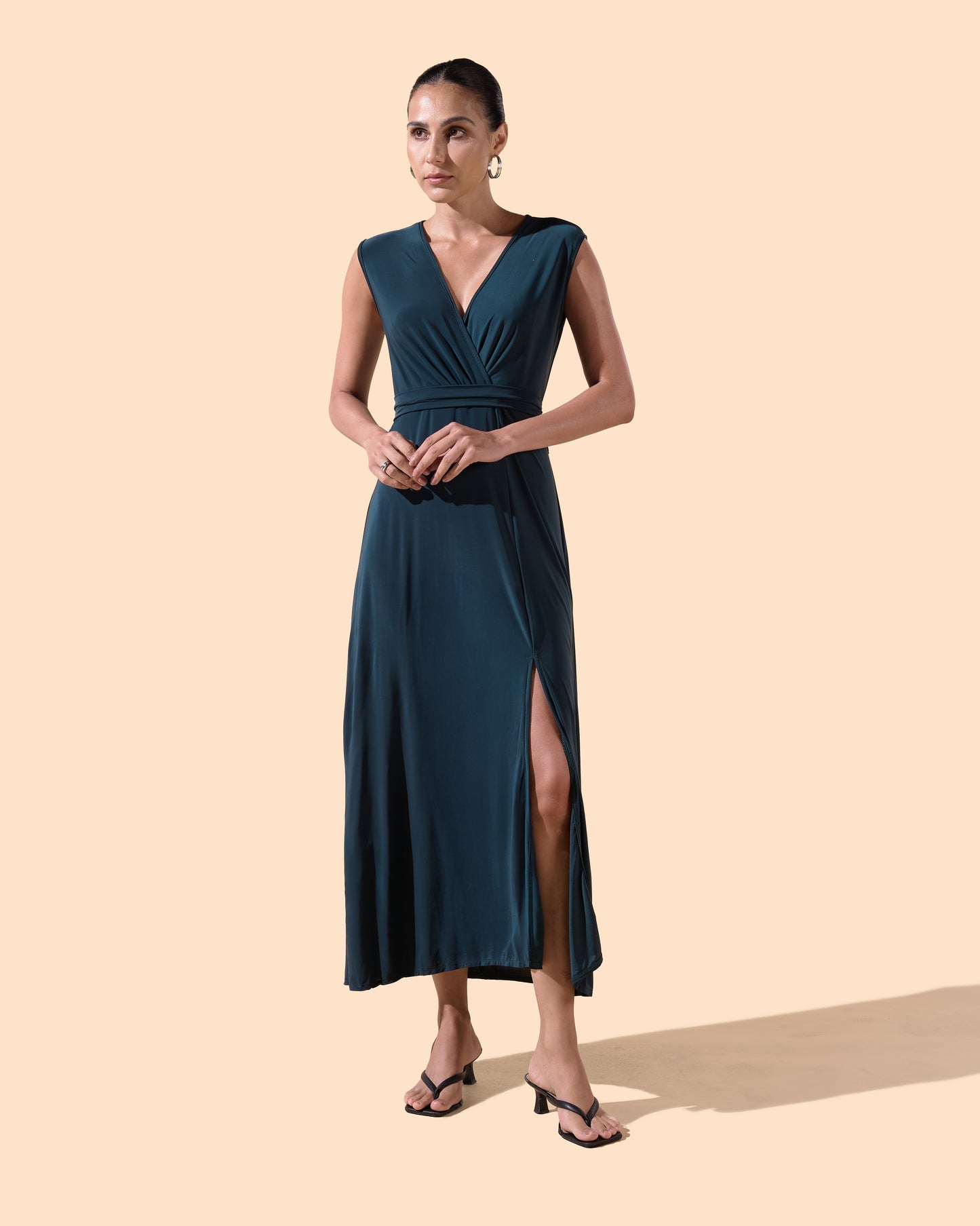Robe longue tendance de couleur verte, avec un col V et une fente latérale.
