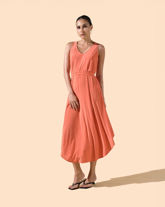 Robe longue fluide col V avec ceinture couleur corail