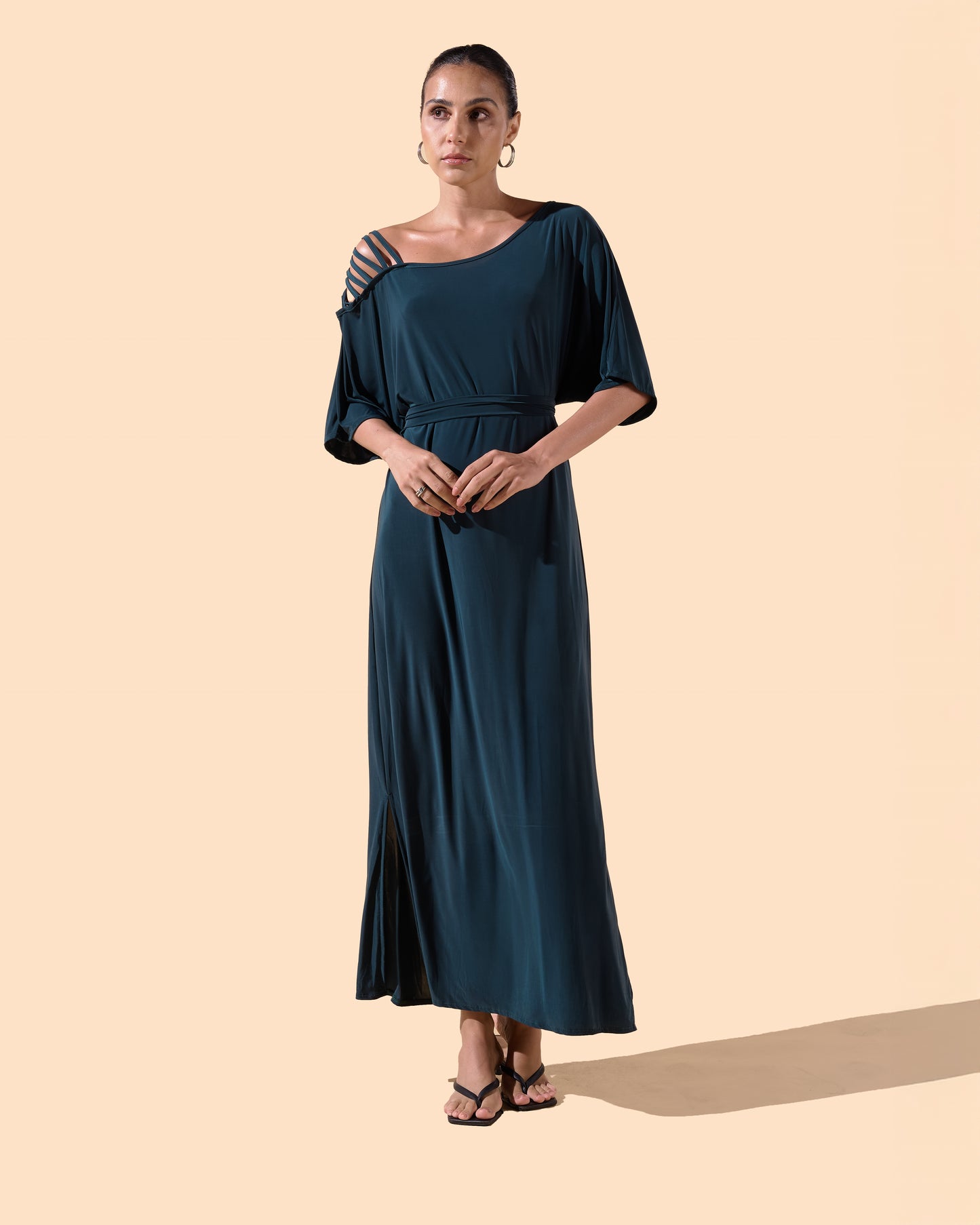 Robe longue asymétrique coupe fluide avec ceinture couleur verte