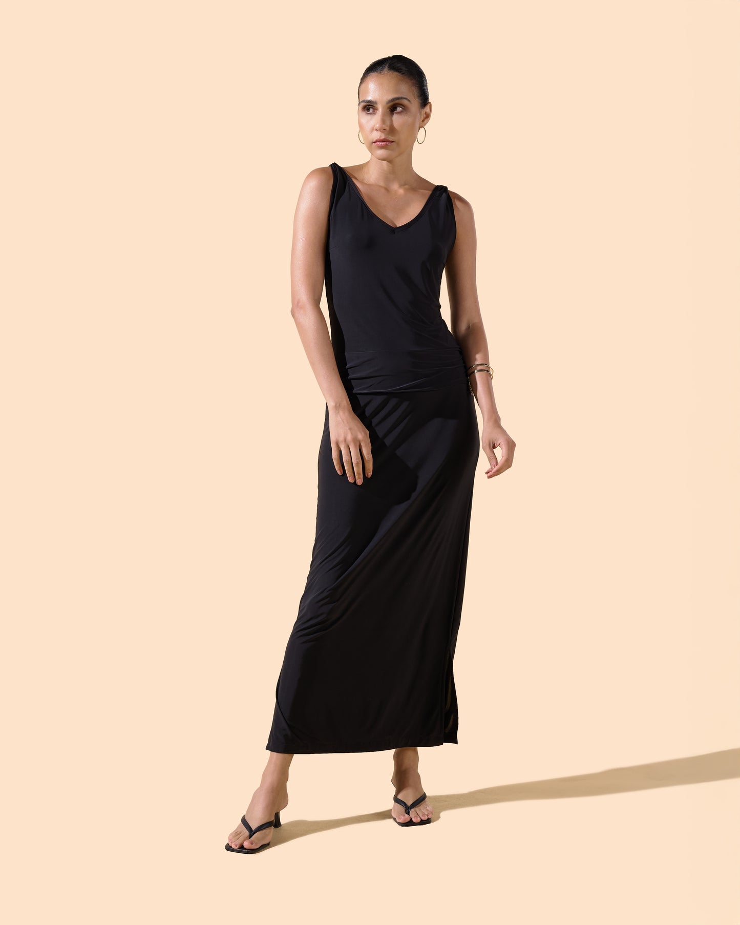 Robe longue col V et petit dos nu, coupe prés du corps couleur noire