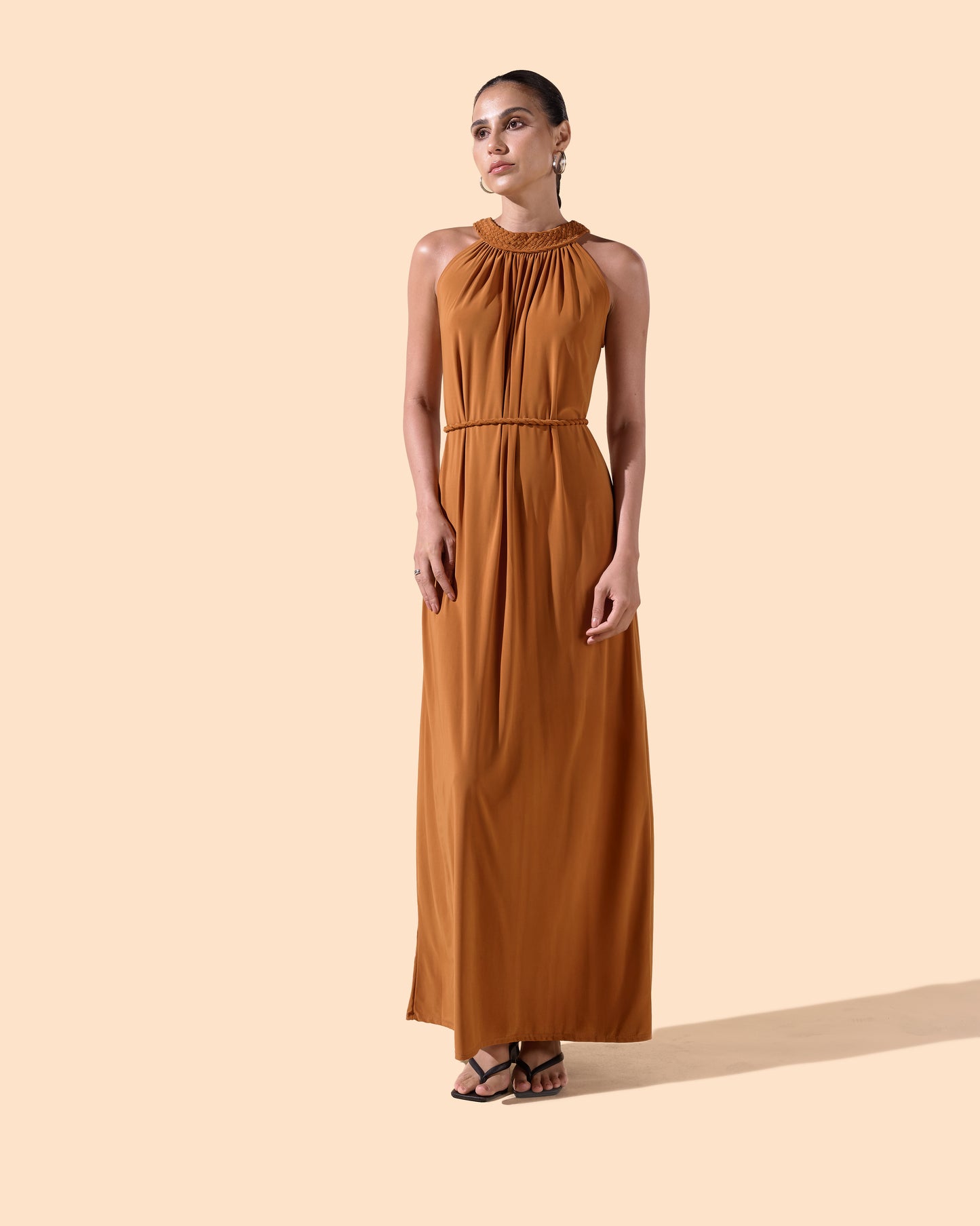 Robe longue col montant tressé coupe évasée ceinture couleur marron