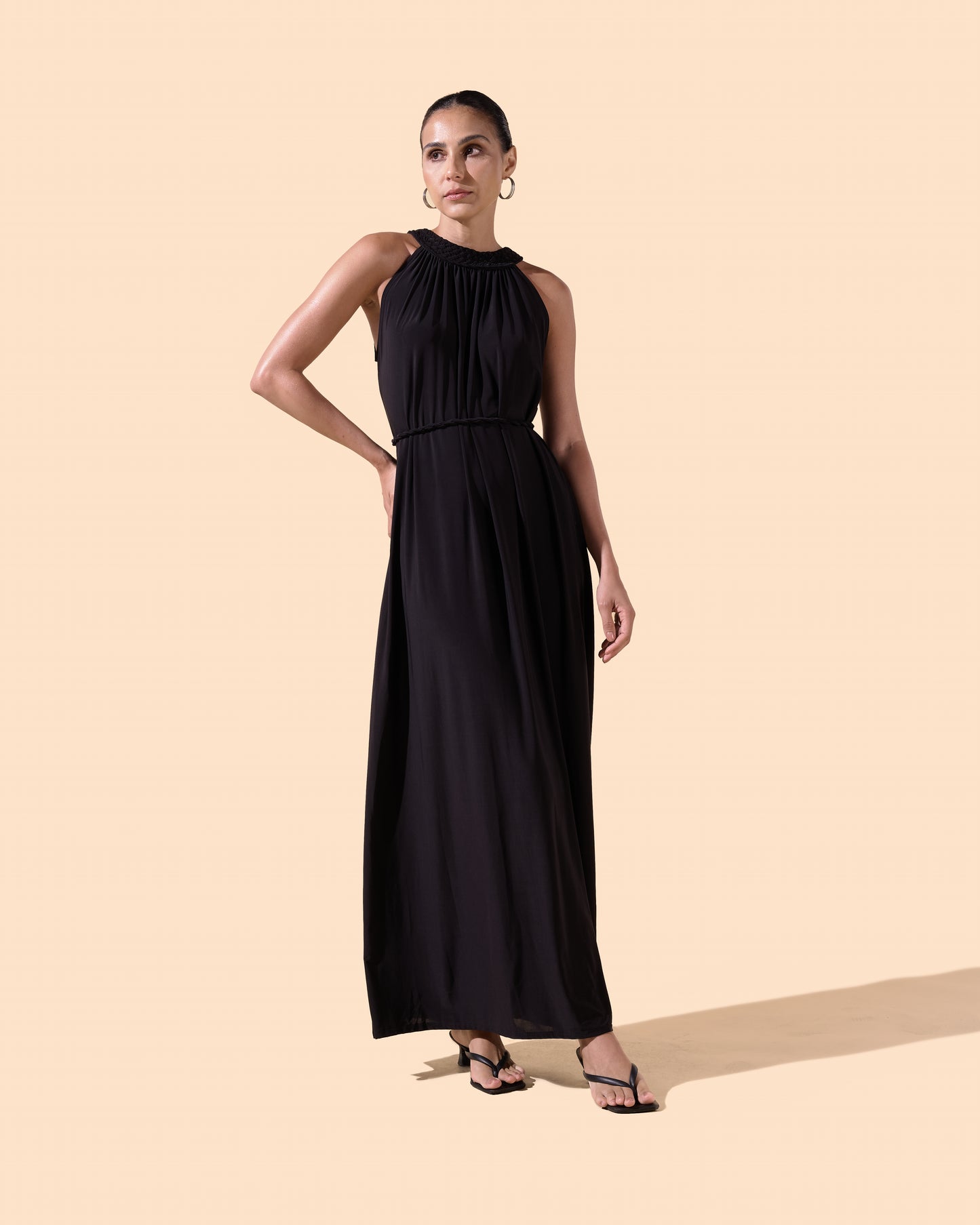 Robe longue col montant tressé coupe évasée ceinture couleur noire