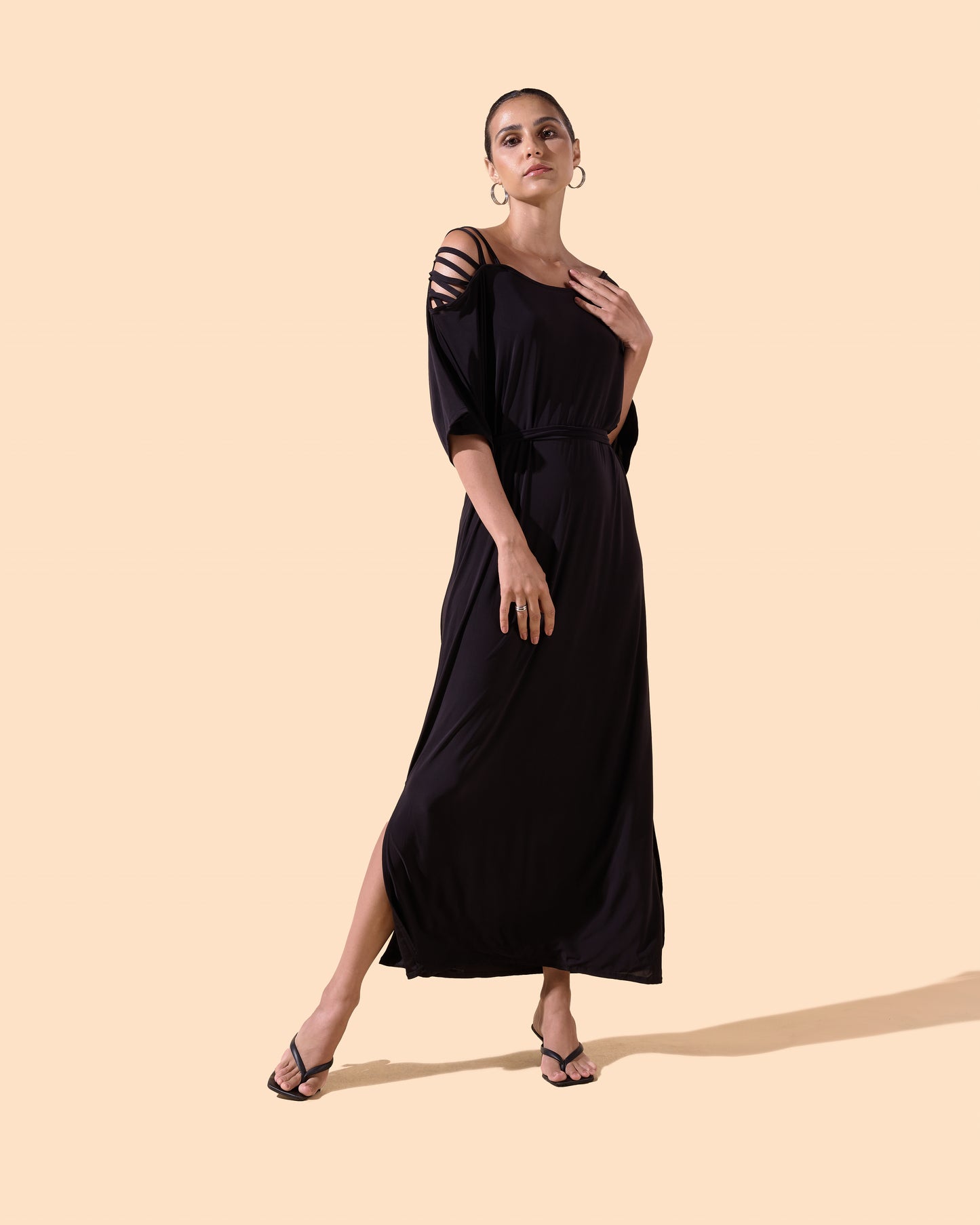 Robe longue asymétrique coupe fluide avec ceinture couleur noire