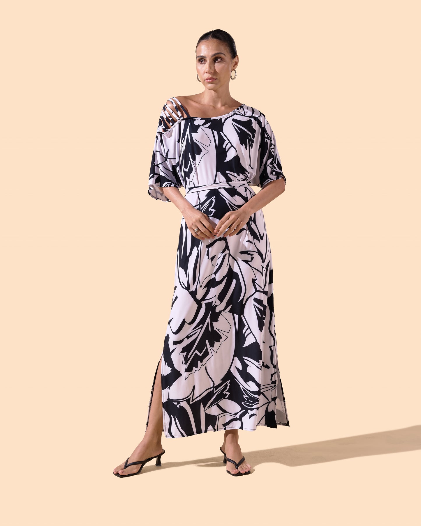 Robe longue imprimée asymétrique coupe fluide avec ceinture
