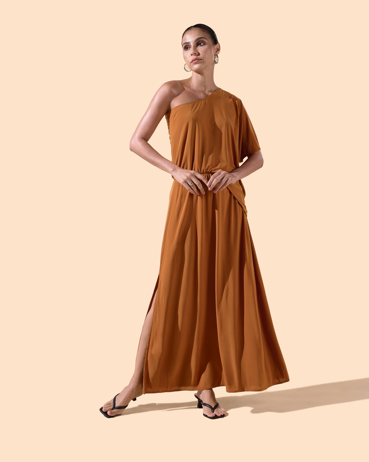 Robe longue asymétrique marron coupe ample