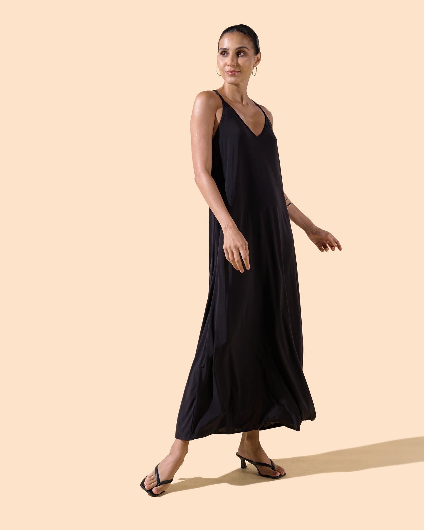Robe longue noire bretelles col en v