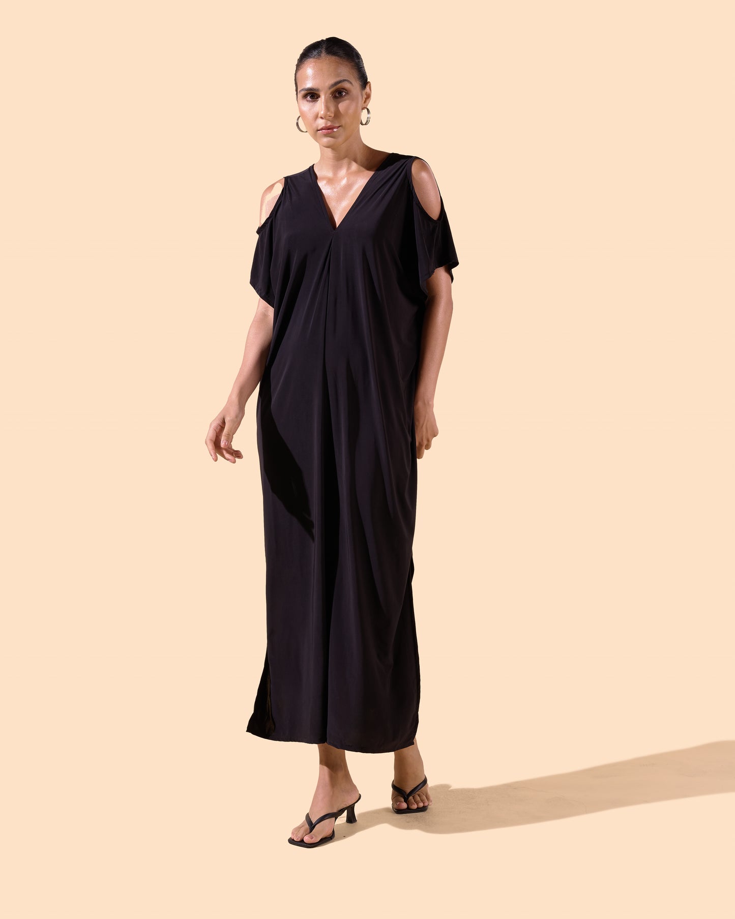 Robe longue ample noire col en v petit dos nu