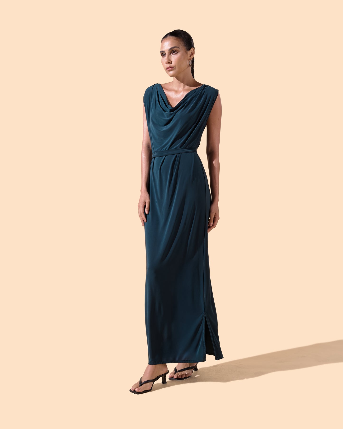 Robe longue verte col bénitier
avec ceinture