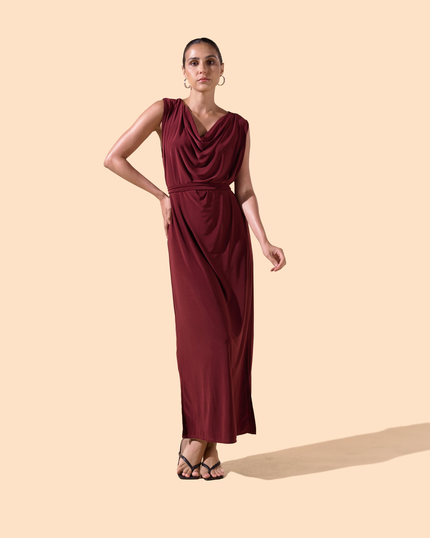 Robe longue couleur vin col bénitier
avec ceinture