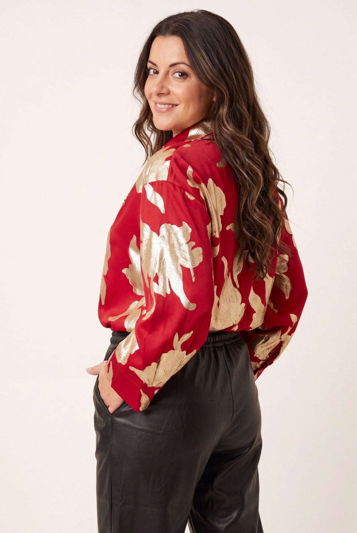 Chemise AIA rouge à fleurs dorées, vue de dos – Osanna Creazione