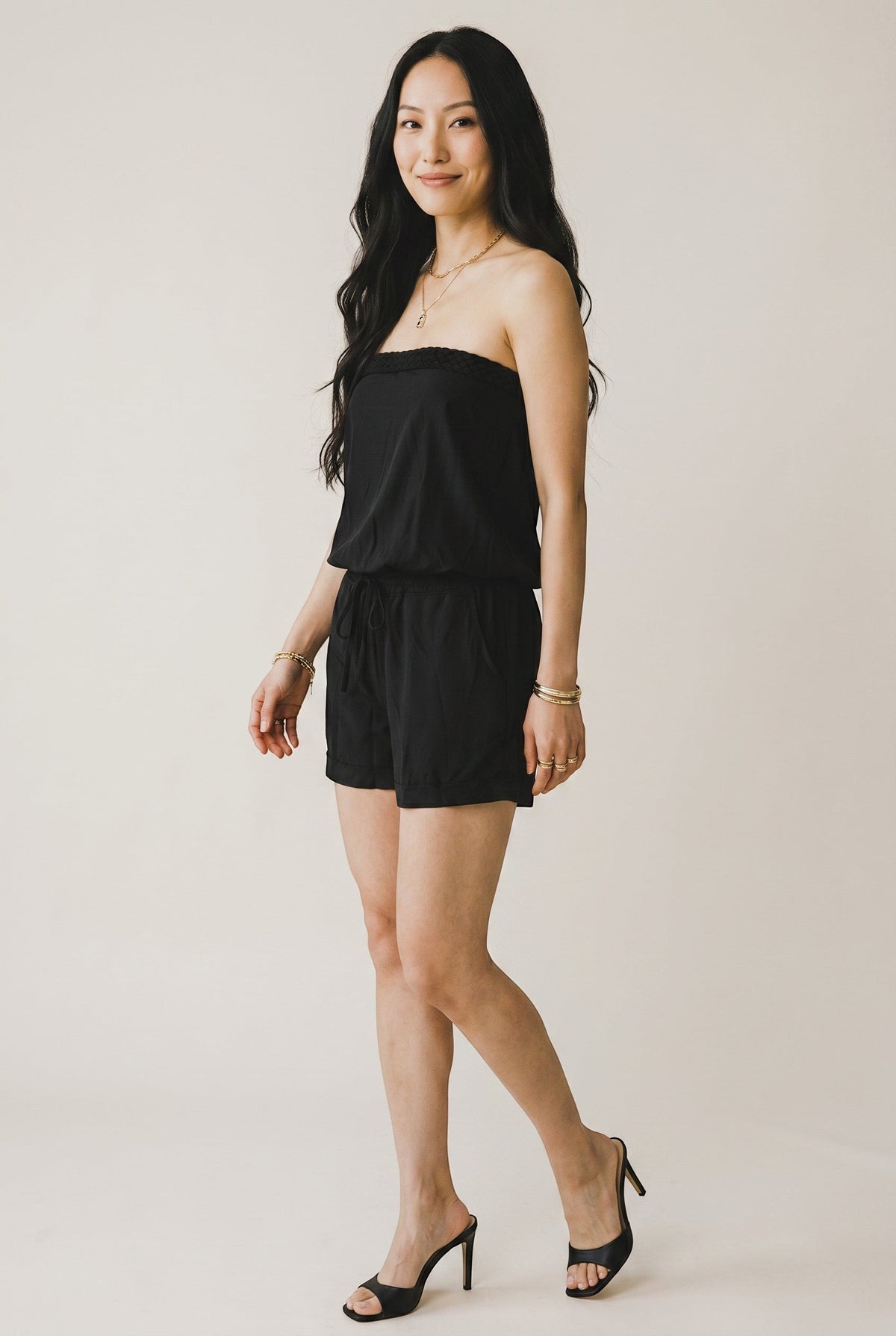 Osanna Creazione combishort bustier fluide noir avec tresse faite à la main et taille ajustable.