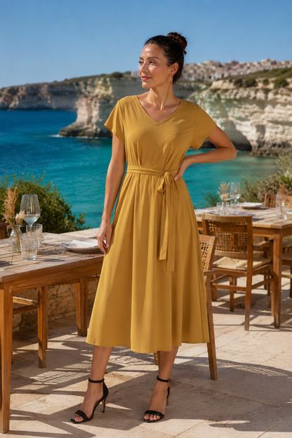 Robe courte Osanna creazione, évasée manches courtes col V avec ceinture couleur moutarde et poches parfaite pour une sortie au restaurant.