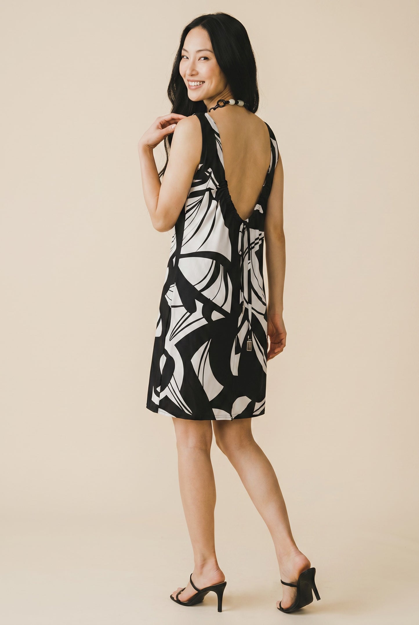 Robe courte dos nu col V – Aralia