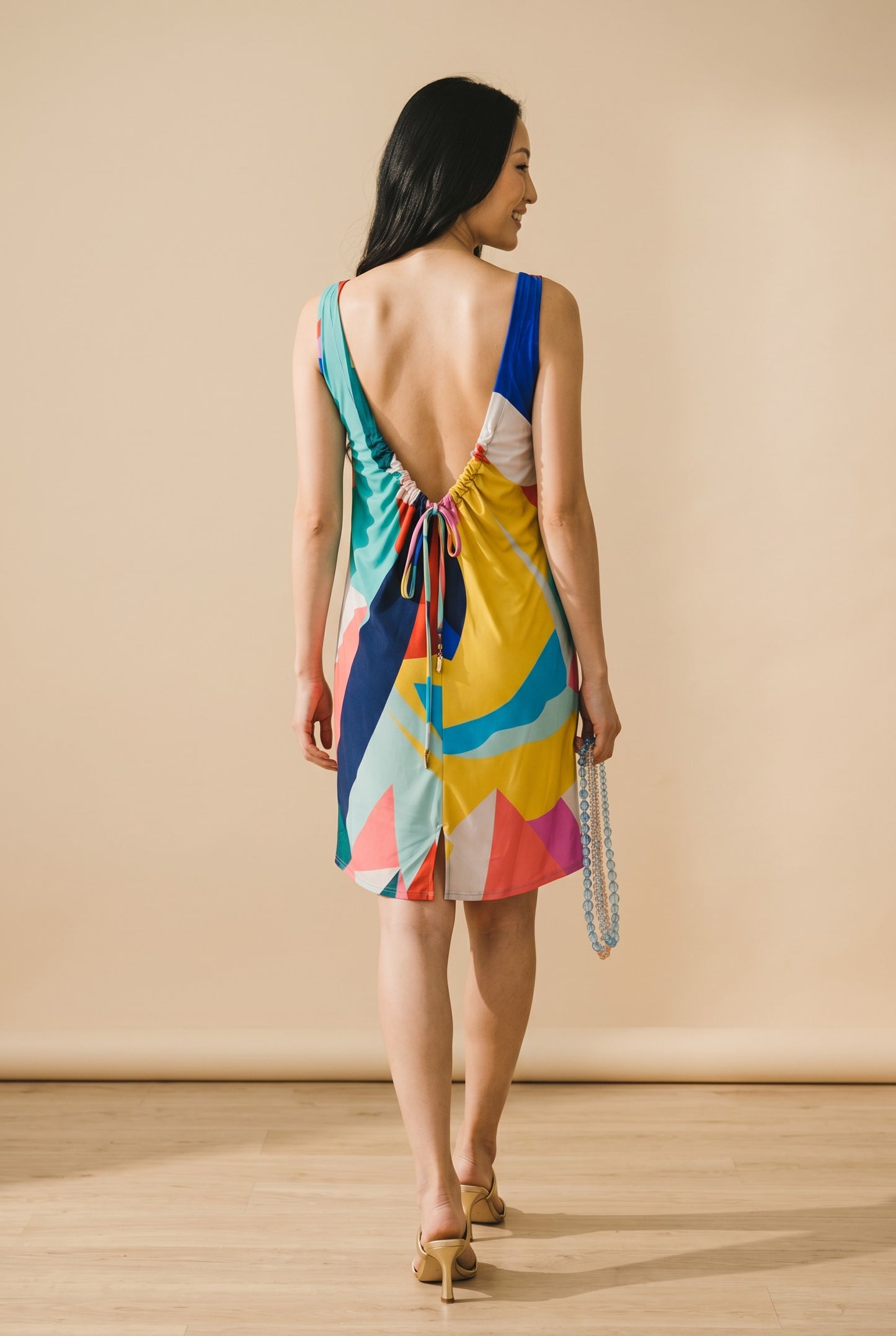 Robe courte dos nu col V – Aralia