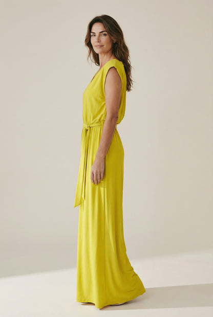 Robe longue col V et ceinture jaune vue de côté