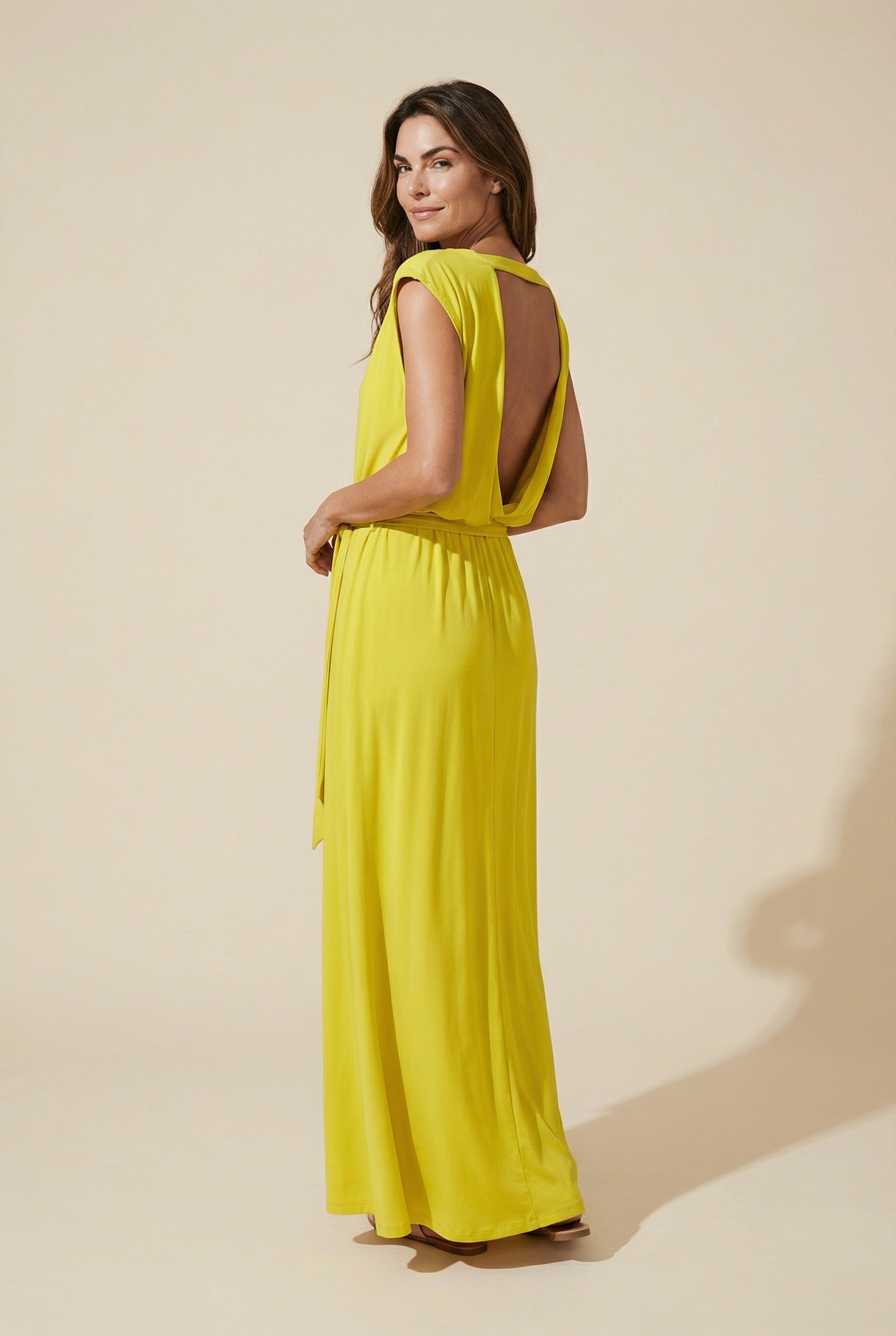 Robe longue col V et ceinture jaune, vue de dos
