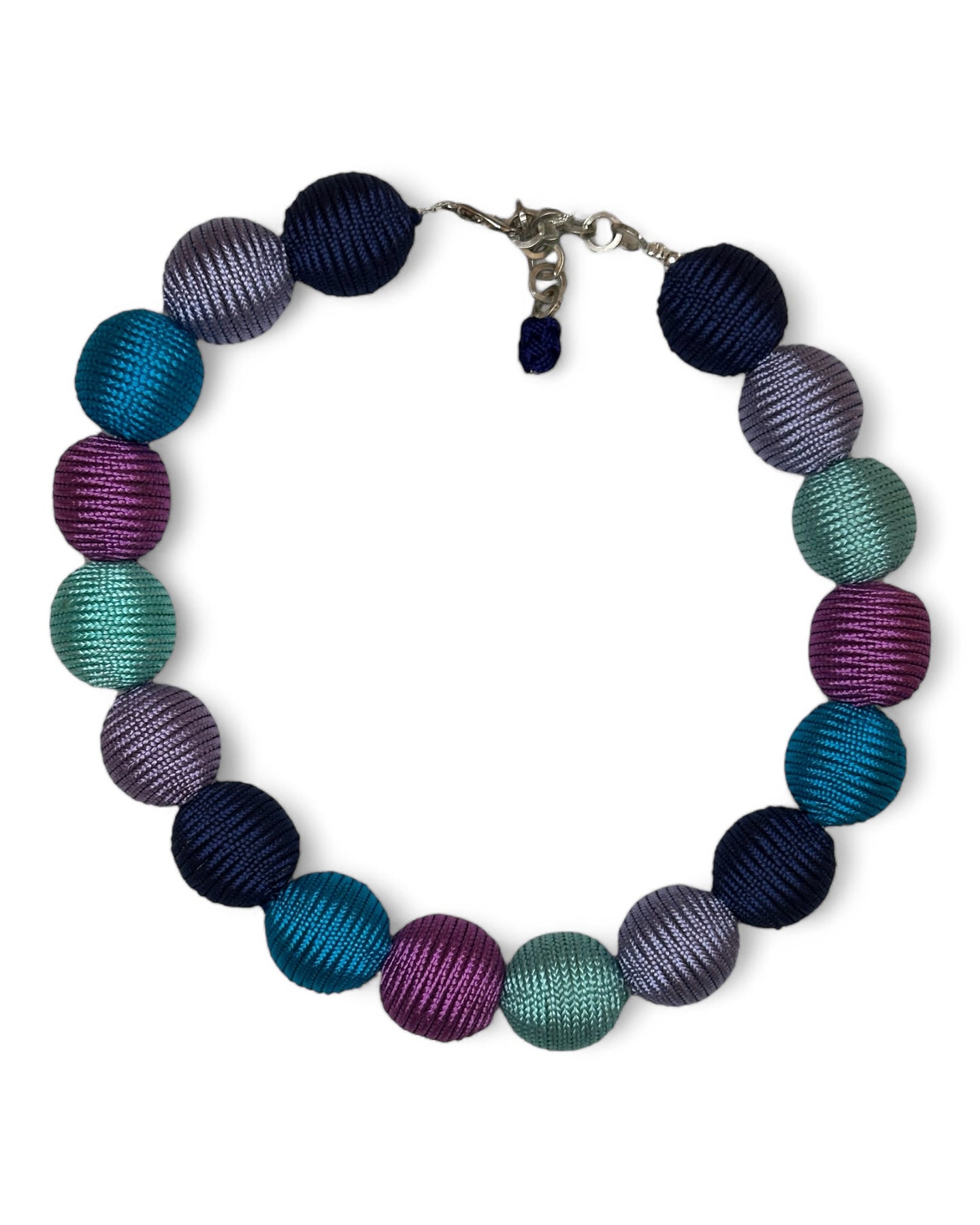 Collier ras de cou en soie fabriqué a la main bleu vert argenté violer